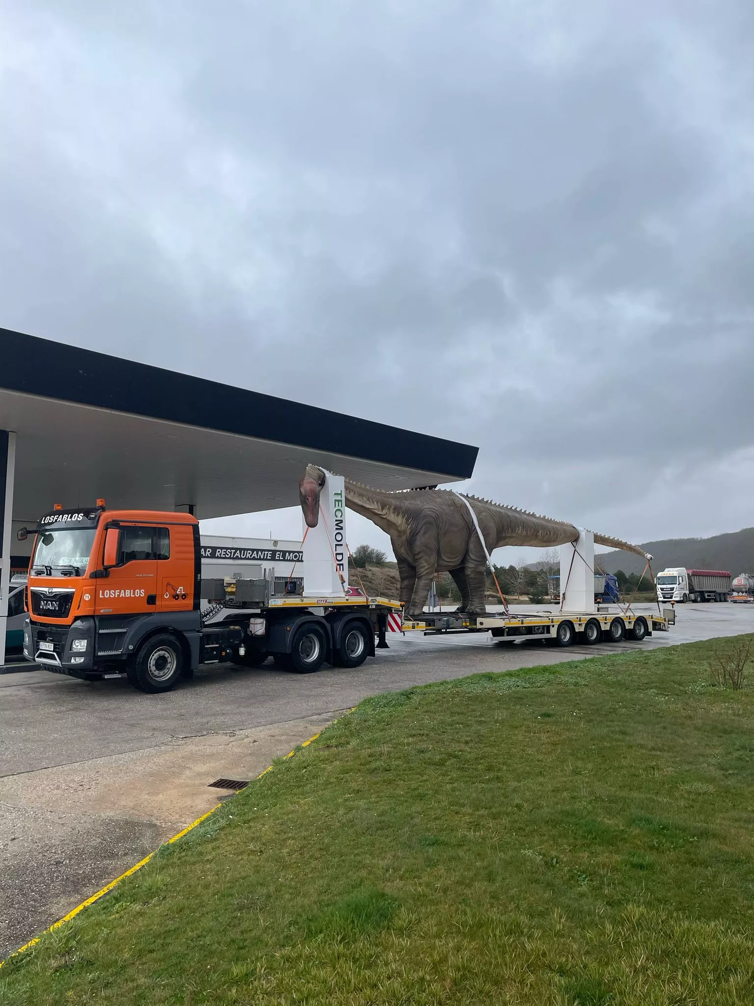 Viaje del dinosaurio de Tecmolde y Shu Digital al Museo de Colunga.