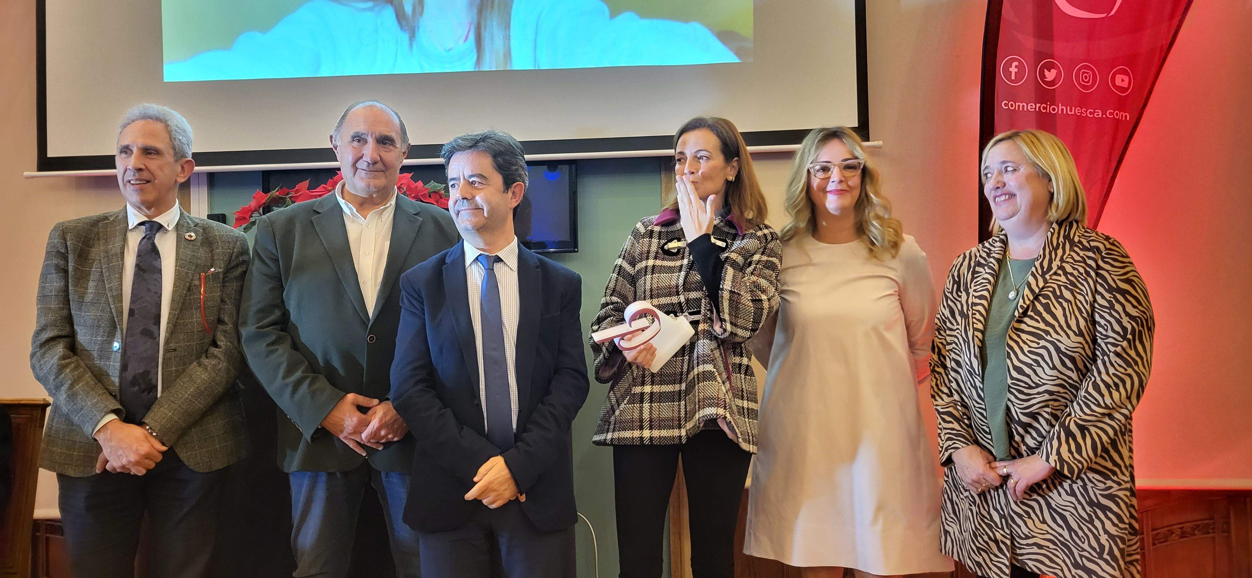 Imágenes del brindis solidario del comercio de Huesca. Foto Myriam Martínez 
