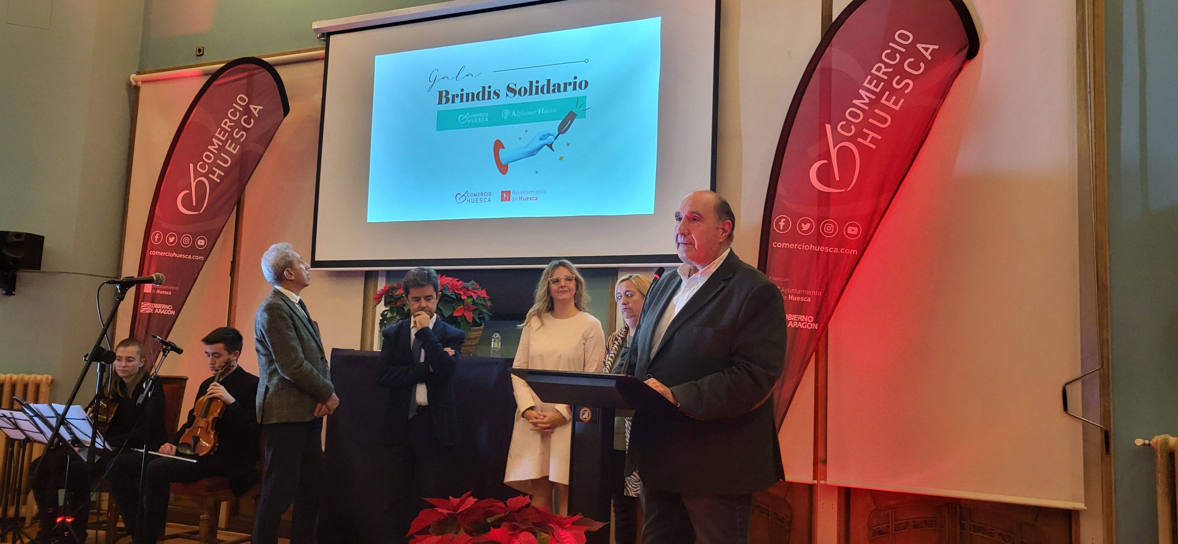 Imágenes del brindis solidario del comercio de Huesca. Foto Myriam Martínez 