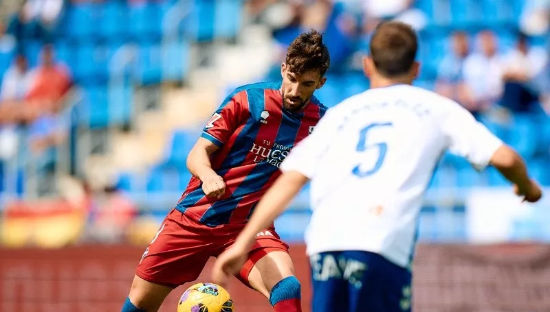 Javi Pérez, en un partido con el Huesca.