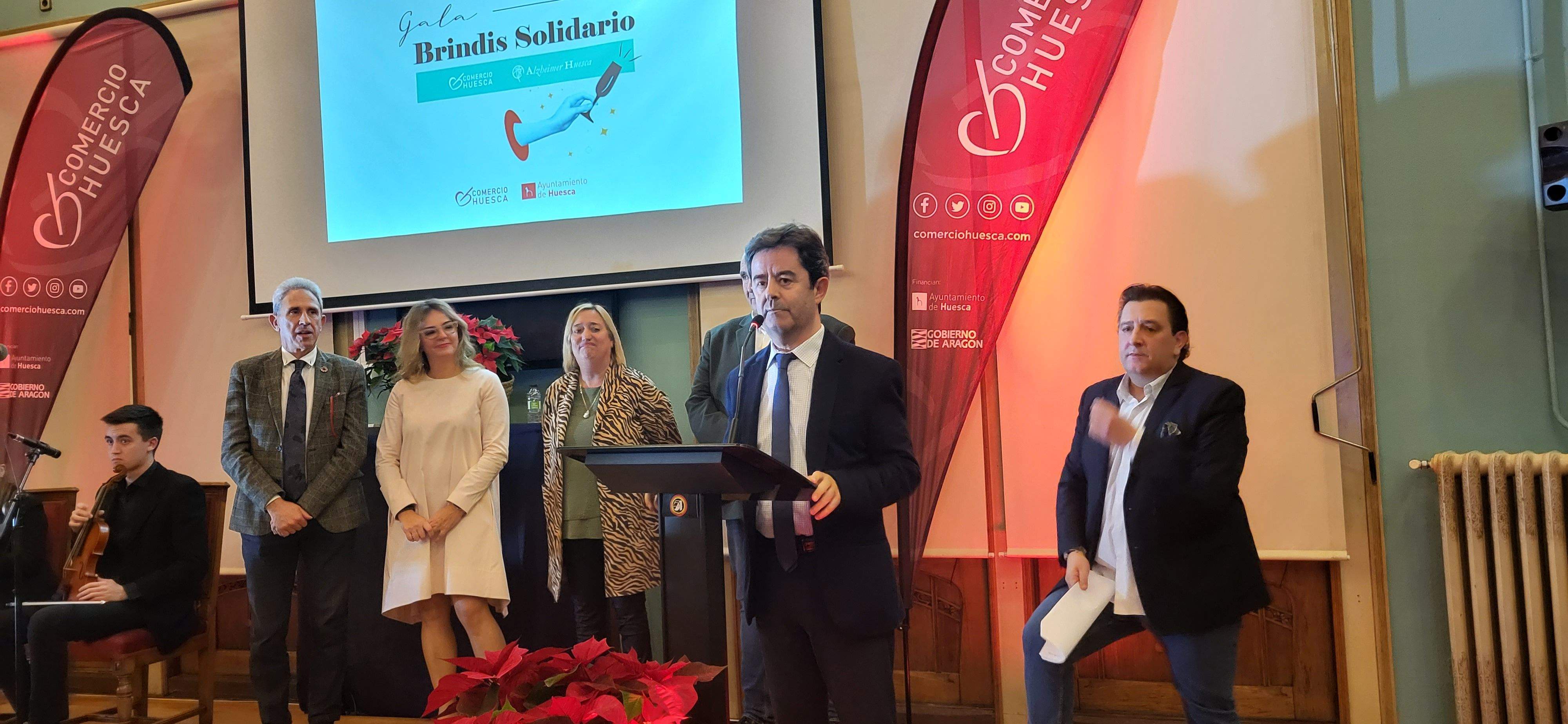 Imágenes del brindis solidario del comercio de Huesca. Foto Myriam Martínez 