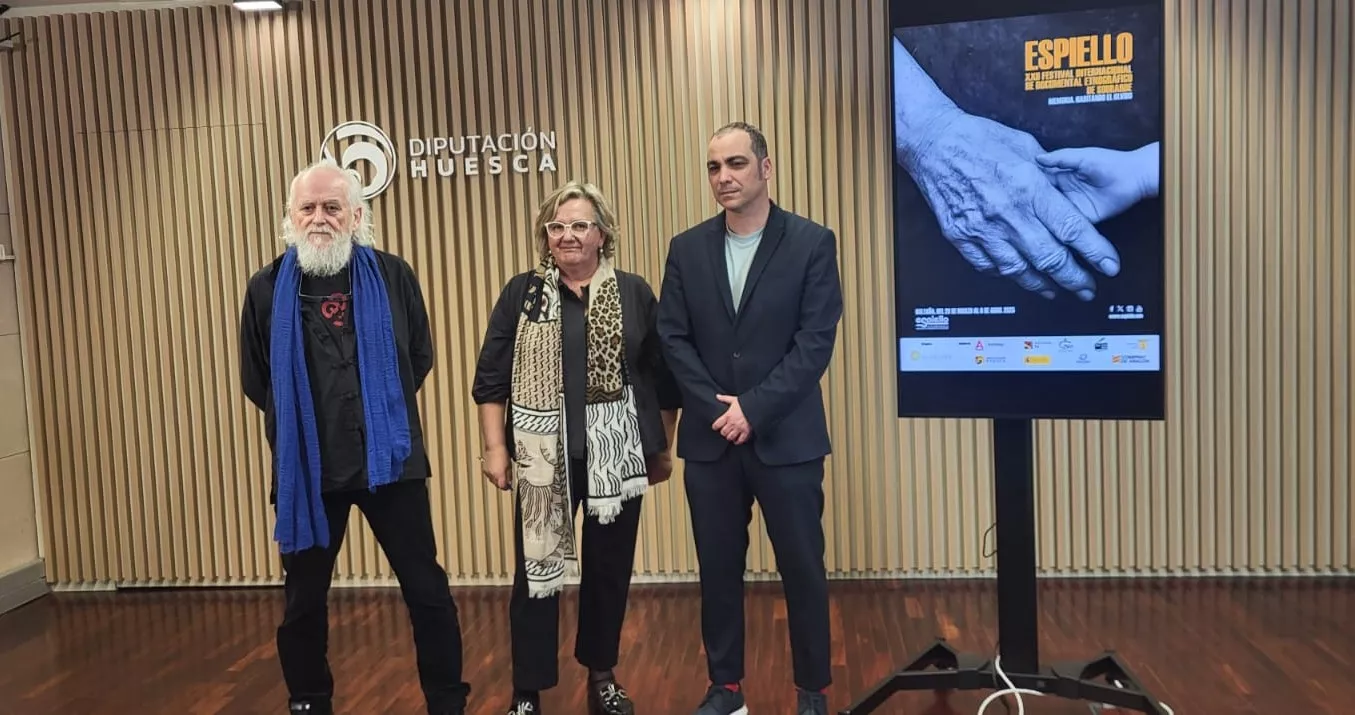 Paco García, Carmen Muro y Carlos Sampériz en la presentación de Espiello. Paco García, Carmen Muro y Carlos Sampériz en la presentación de Espiello.