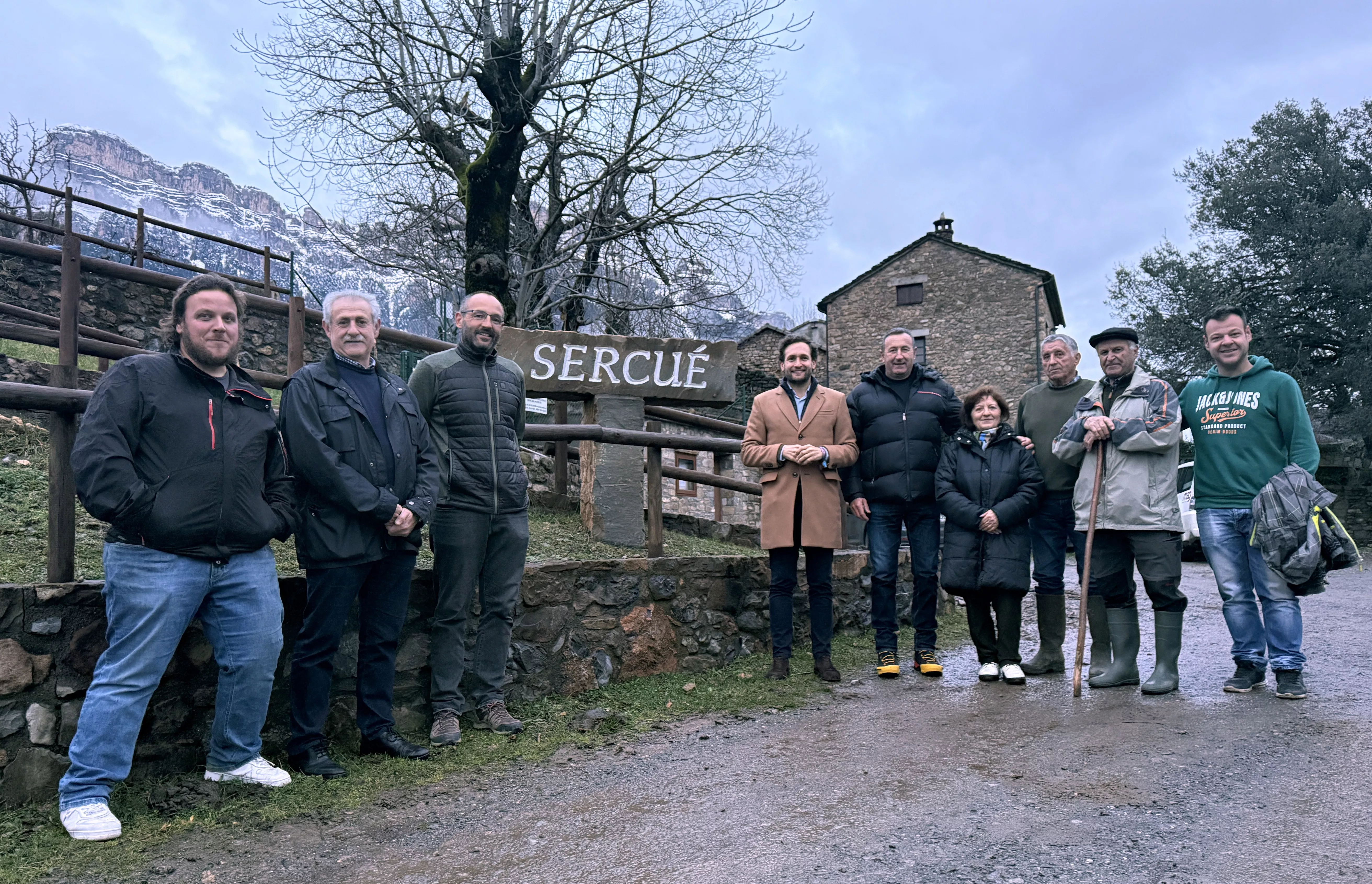 Claver y Bescós junto al alcalde de Fanlo, concejales y vecinos de Sercué