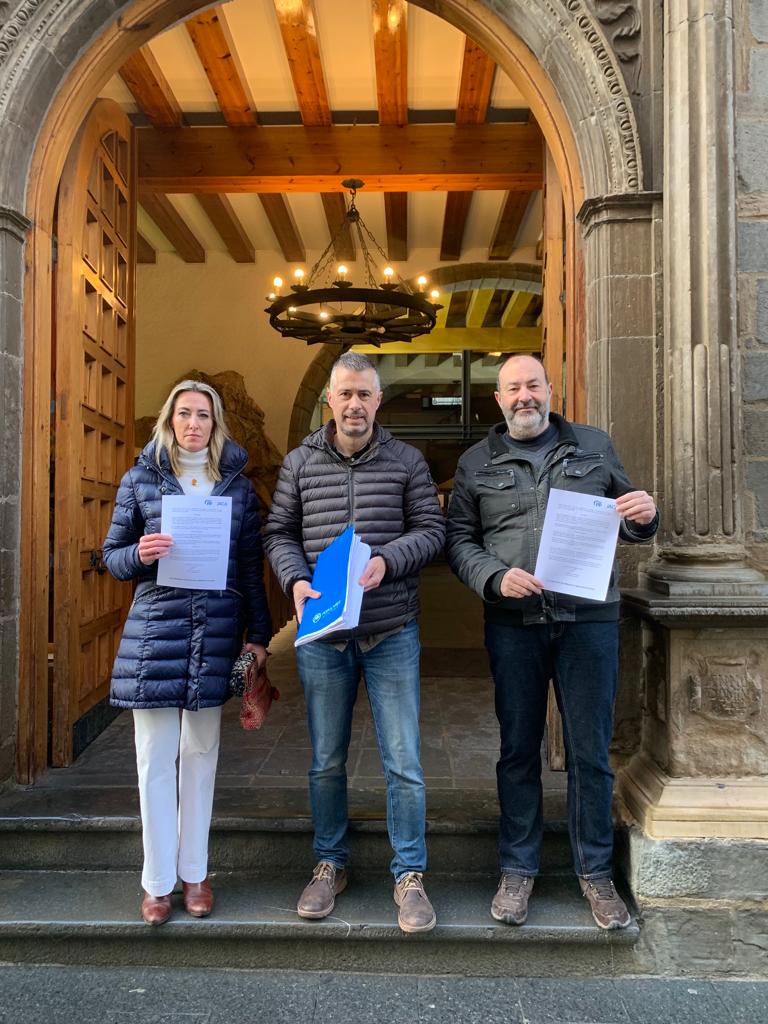 Las firmas recogidas por el PP se han registrado en el Ayuntamiento de Jaca