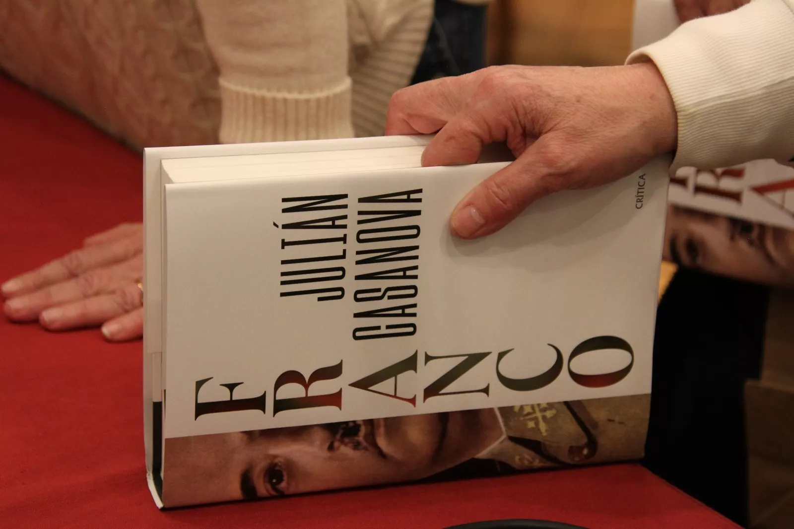 Julián Casanova presenta su libro "Franco" en Huesca. Foto Carlos Neofato