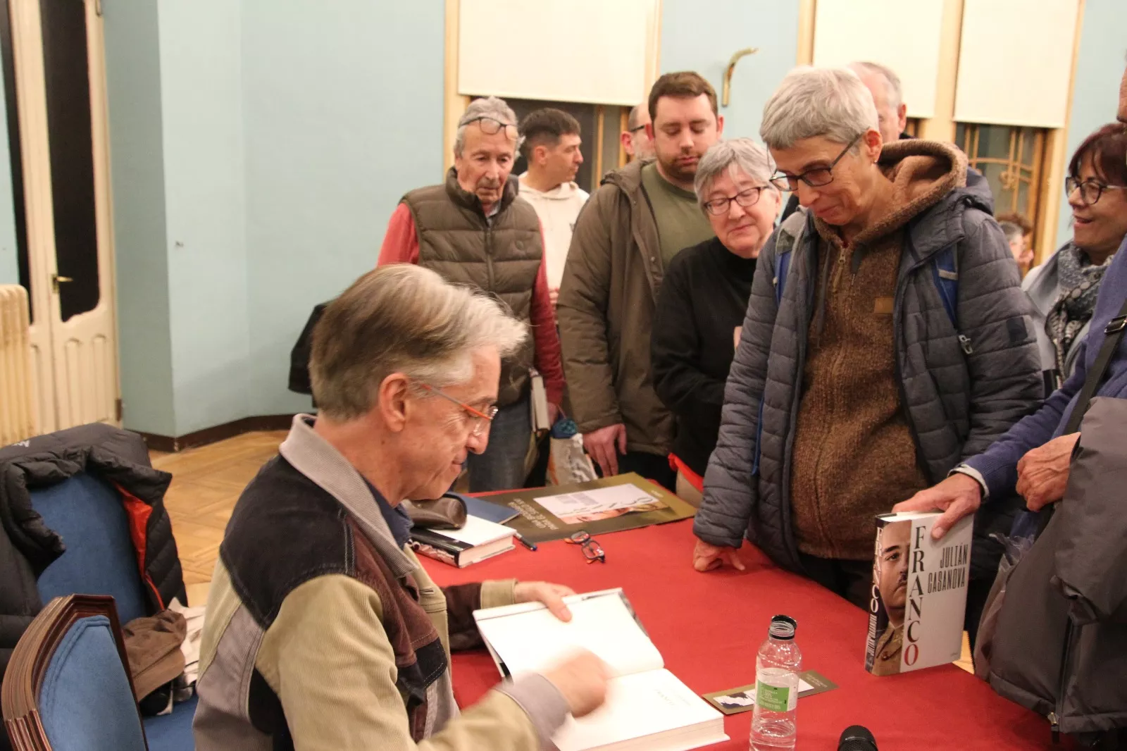 Julián Casanova presenta su libro "Franco" en Huesca. Foto Carlos Neofato