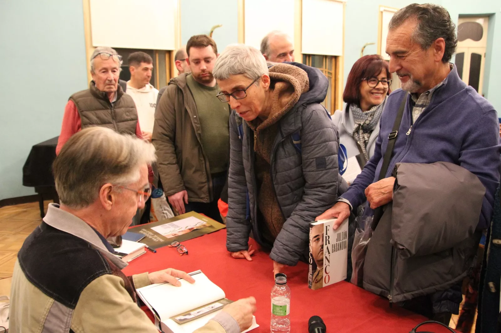 Julián Casanova presenta su libro "Franco" en Huesca. Foto Carlos Neofato