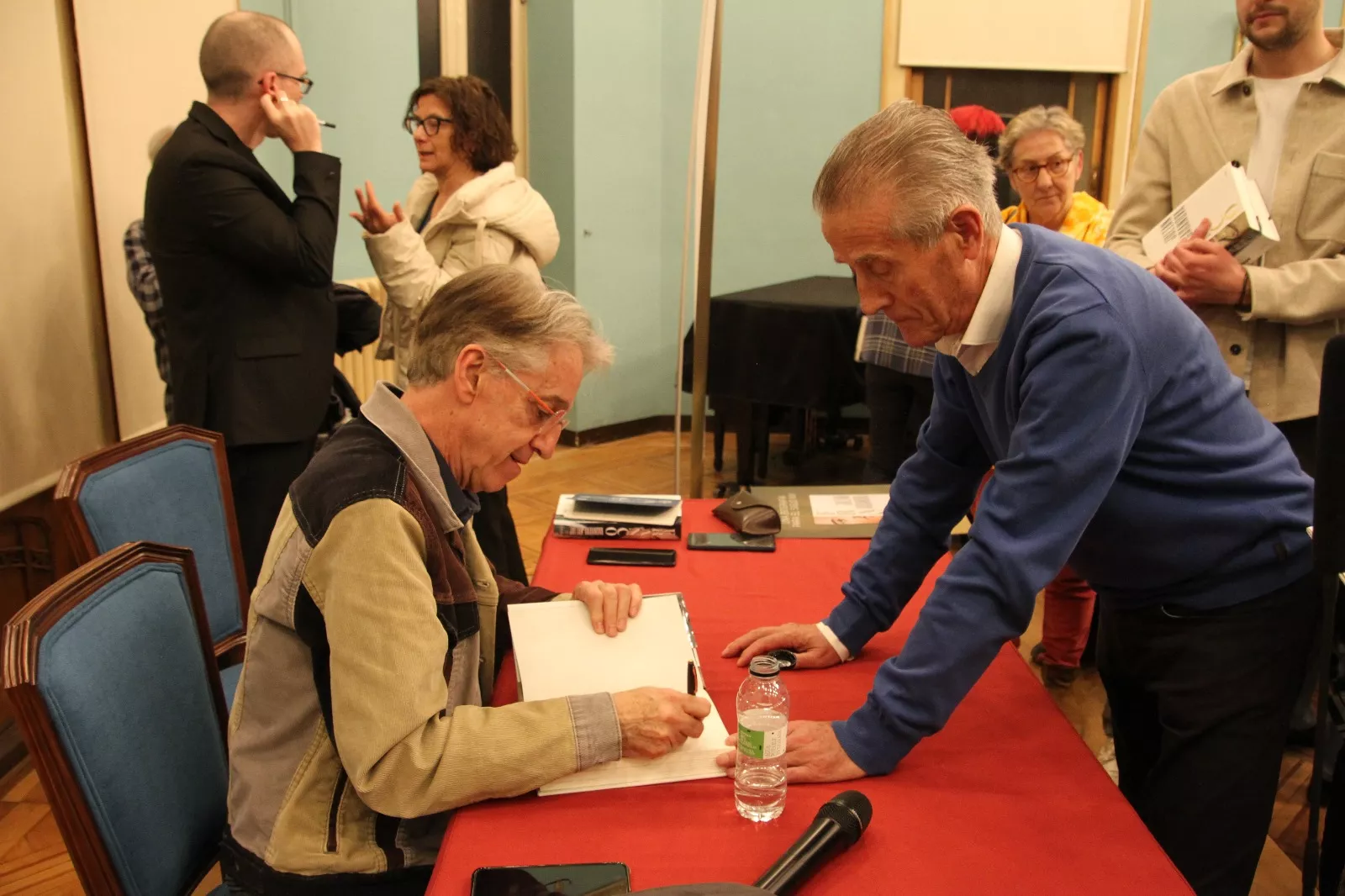 Julián Casanova presenta su libro "Franco" en Huesca. Foto Carlos Neofato