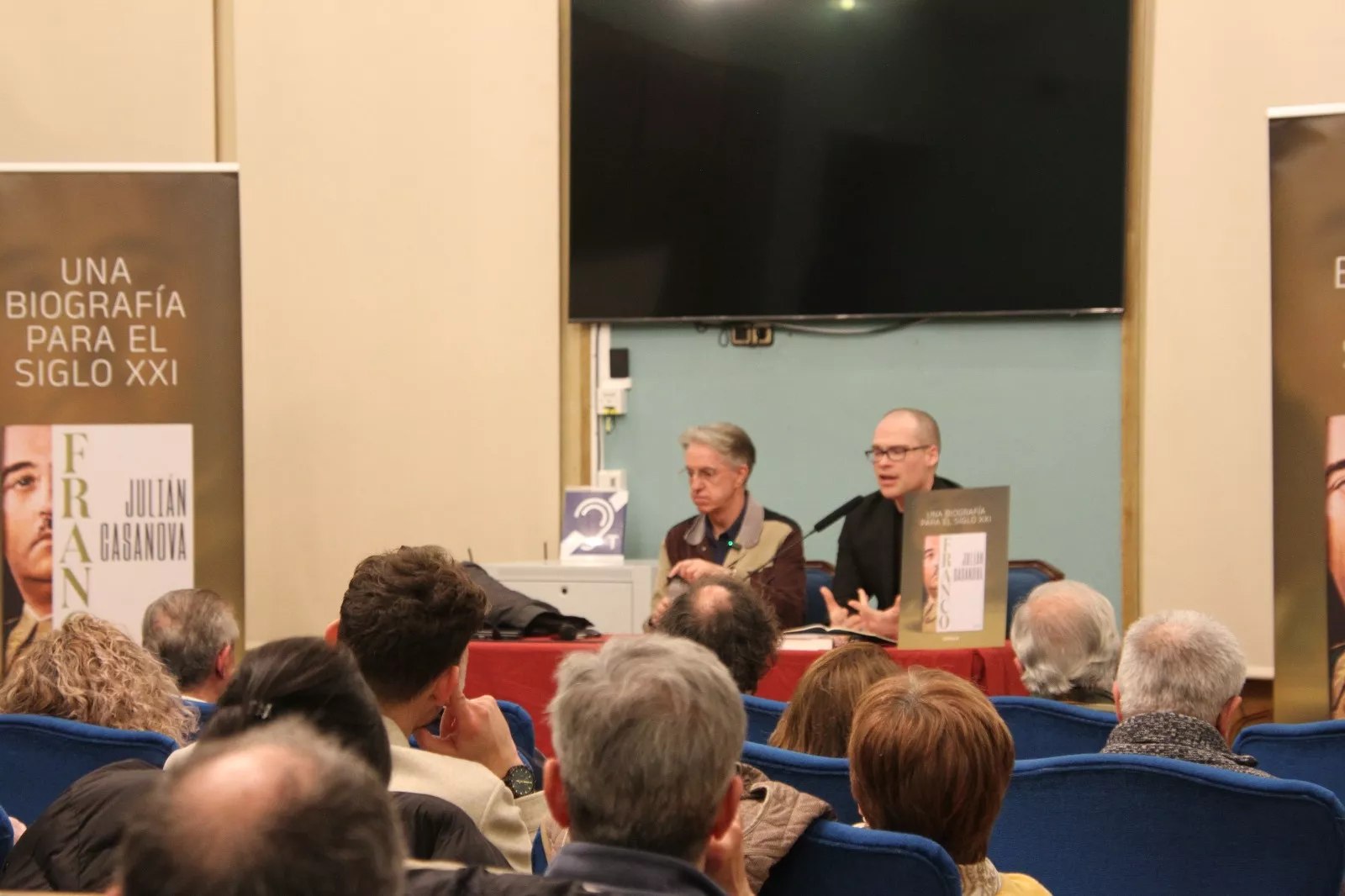 Julián Casanova presenta su libro "Franco" en Huesca. Foto Carlos Neofato