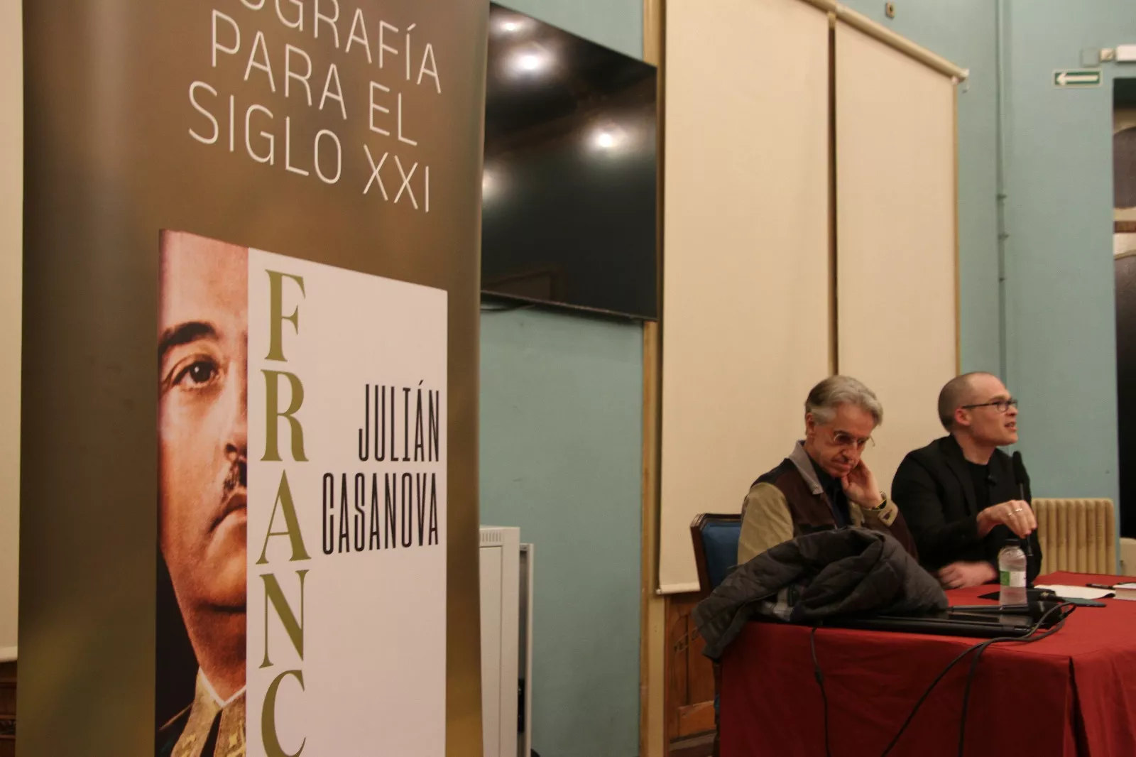 Julián Casanova presenta su libro "Franco" en Huesca. Foto Carlos Neofato