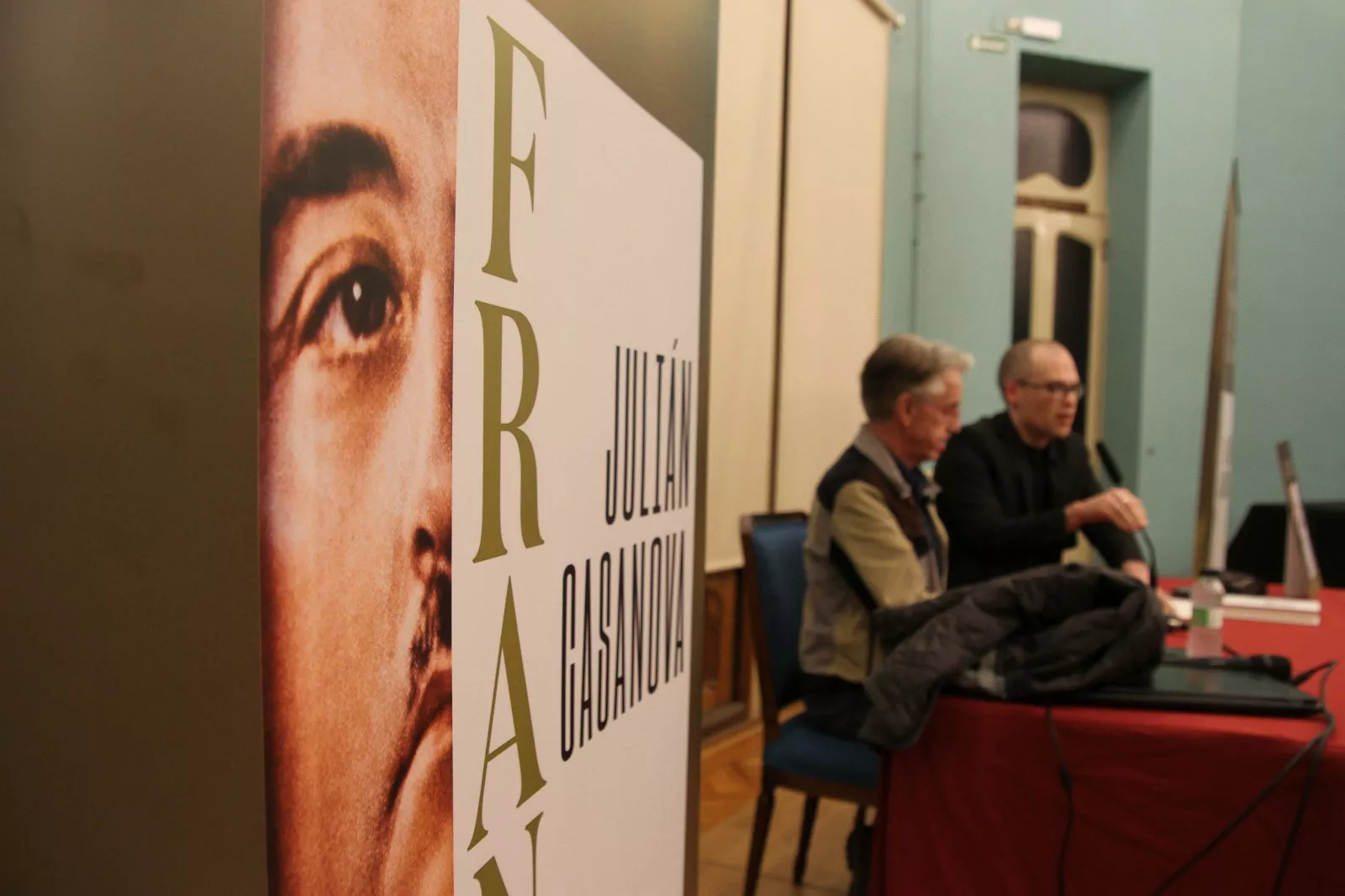 Julián Casanova presenta su libro "Franco" en Huesca. Foto Carlos Neofato