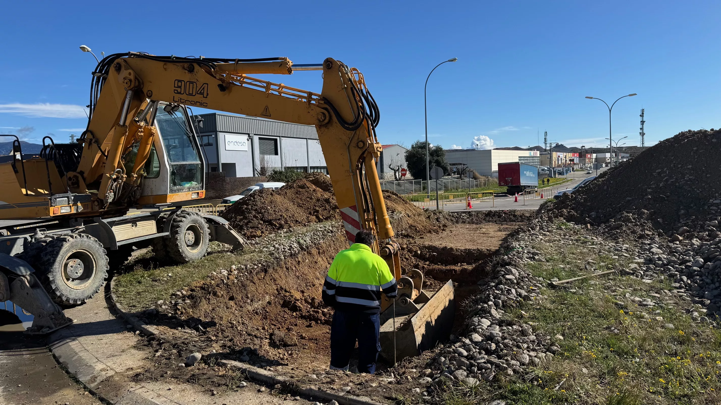 El Ayuntamiento de Huesca coloca un “bypass” en el Sepes para dar continuidad al suministro de agua al polígono.