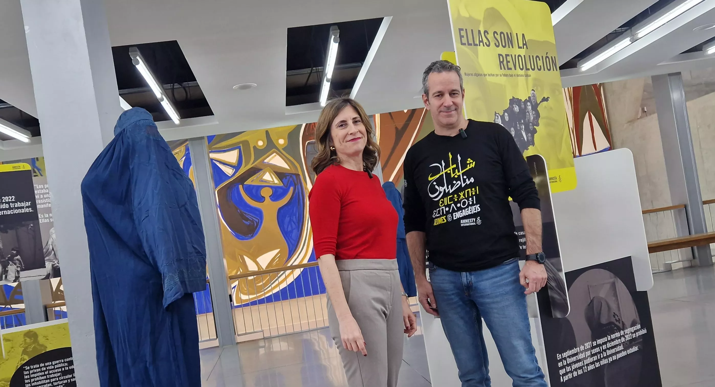 Livia Álvarez y José Manuel Mur, inaugurando la exposición "Ellas son la Revolución" en Huesca. Foto Myriam Martínez