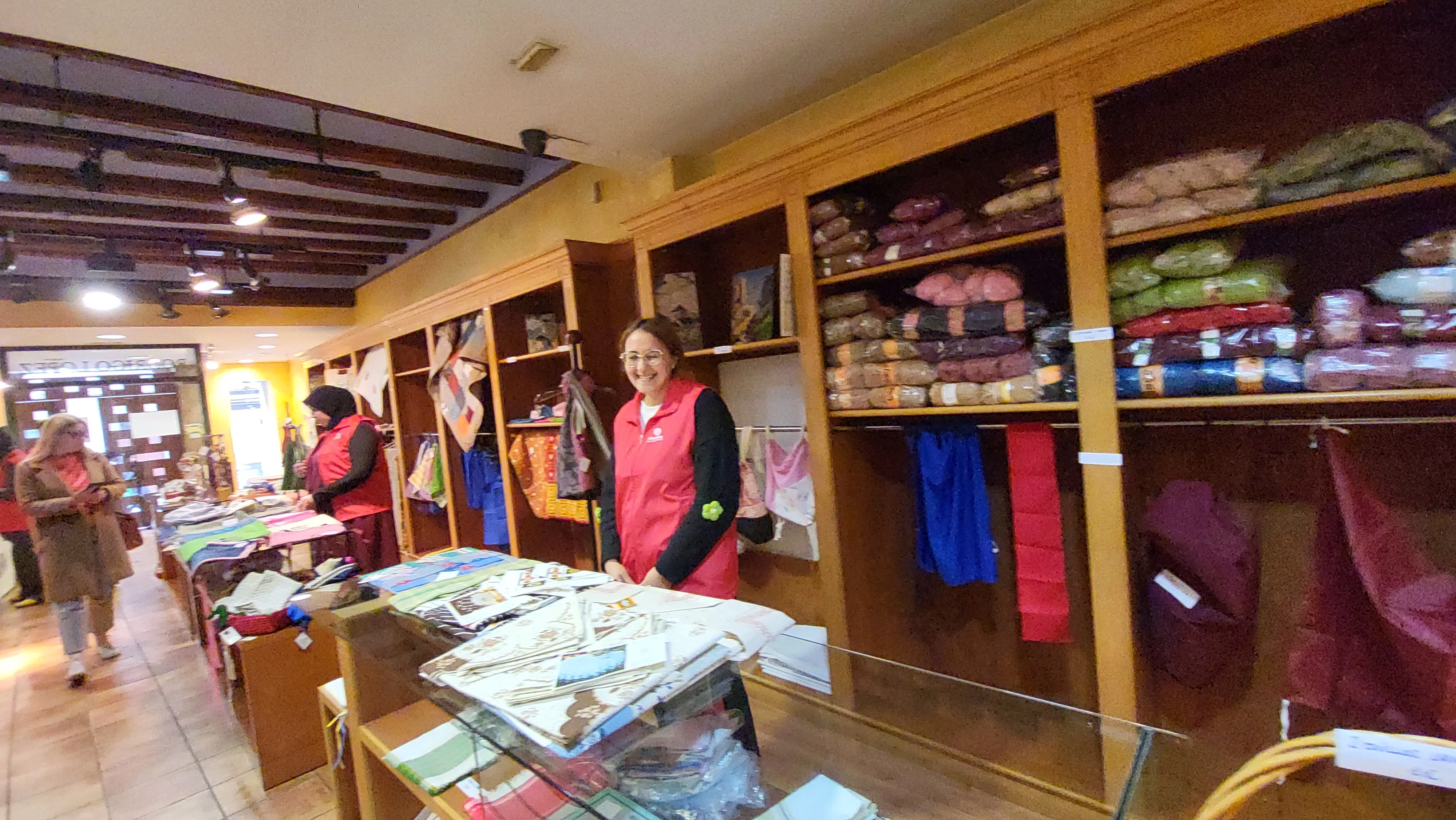 Rastrillo de Cáritas Huesca en los antiguos locales de Rodrigo López.