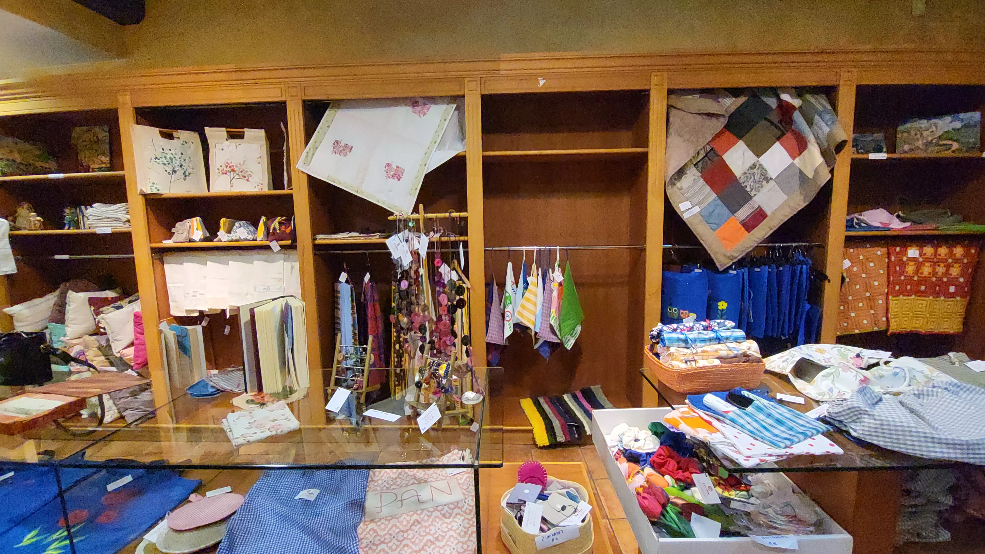 Rastrillo de Cáritas Huesca en los antiguos locales de Rodrigo López.