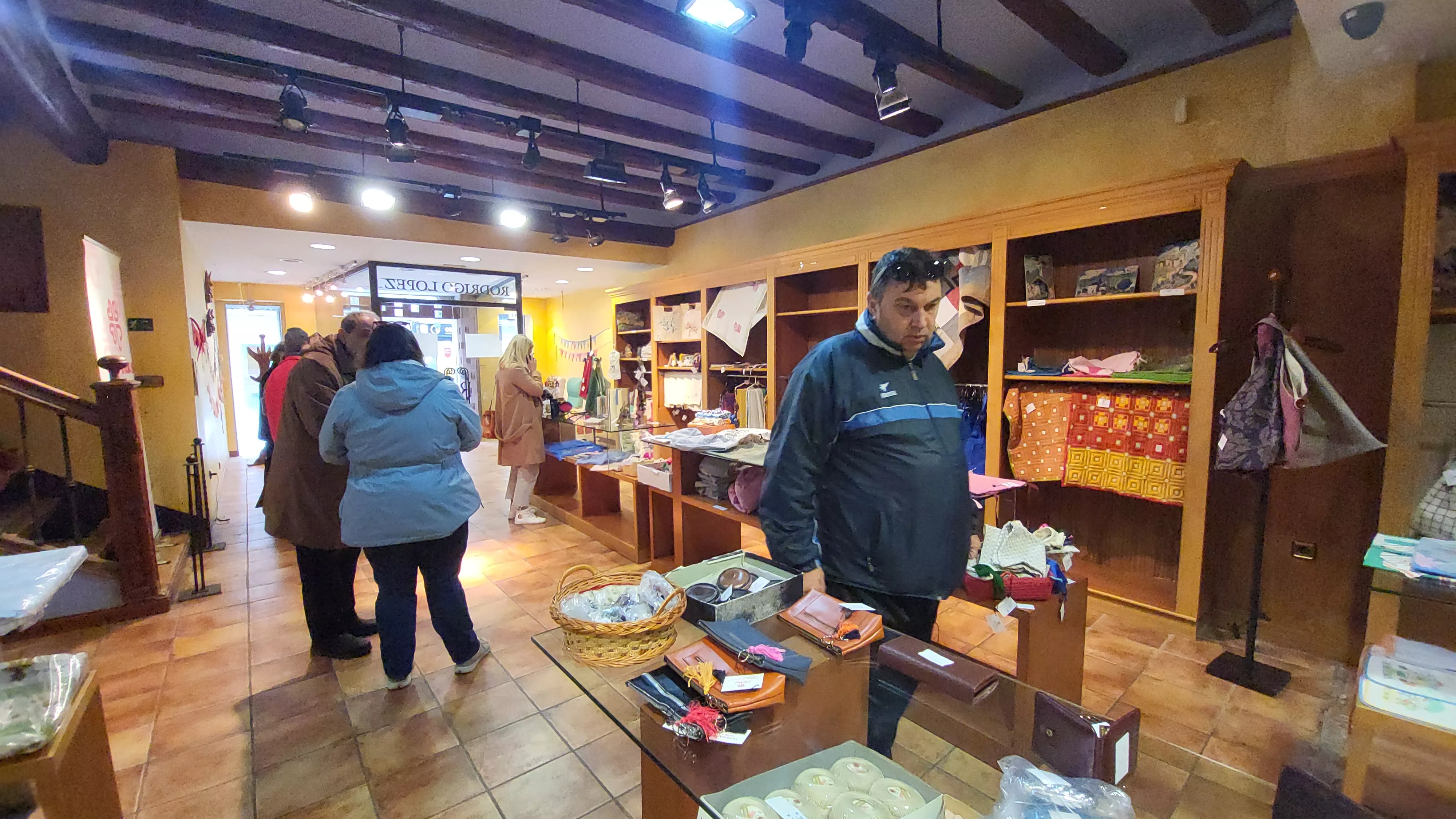 Rastrillo de Cáritas Huesca en los antiguos locales de Rodrigo López.