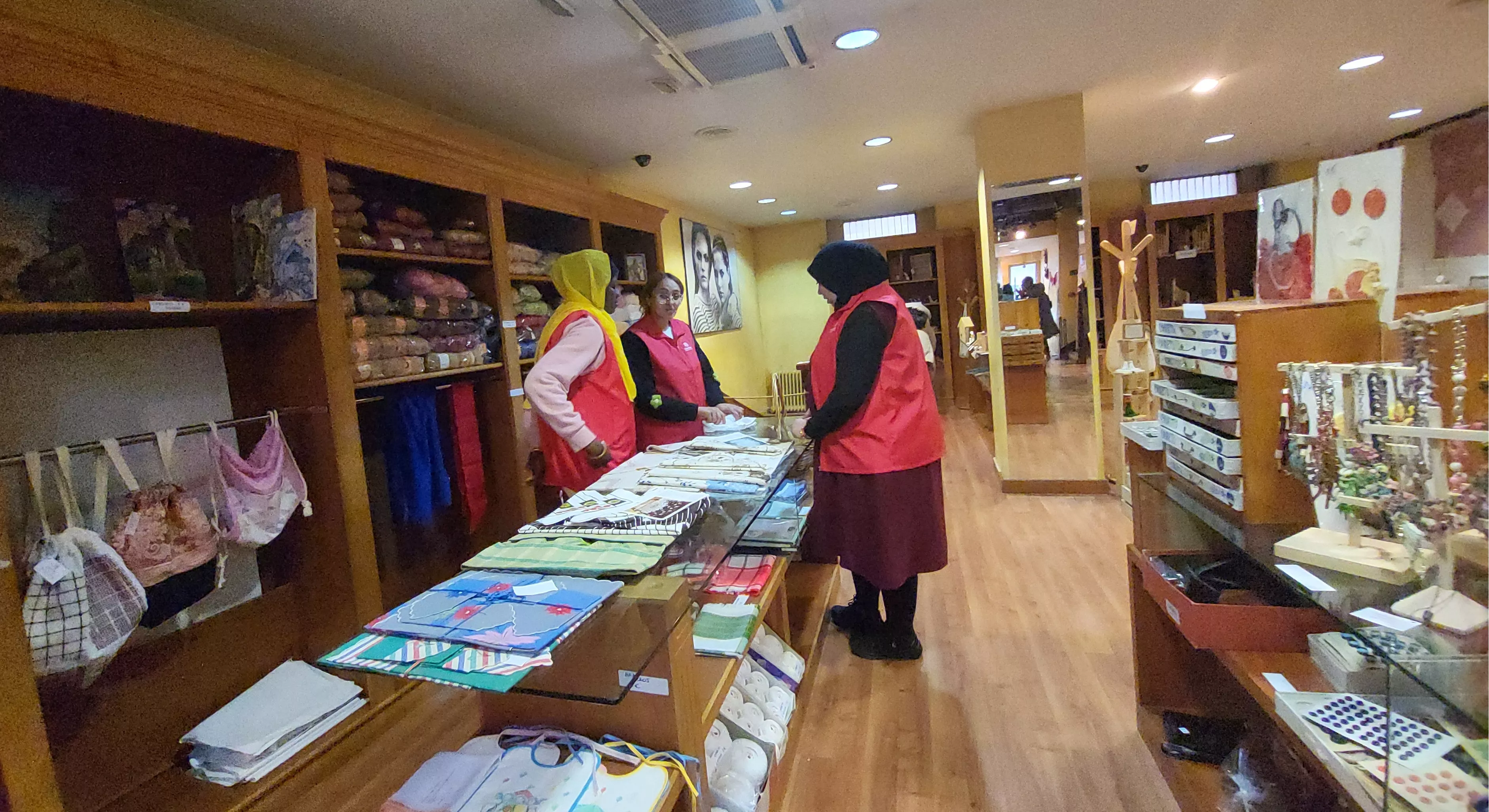 Rastrillo de Cáritas Huesca en los antiguos locales de Rodrigo López.