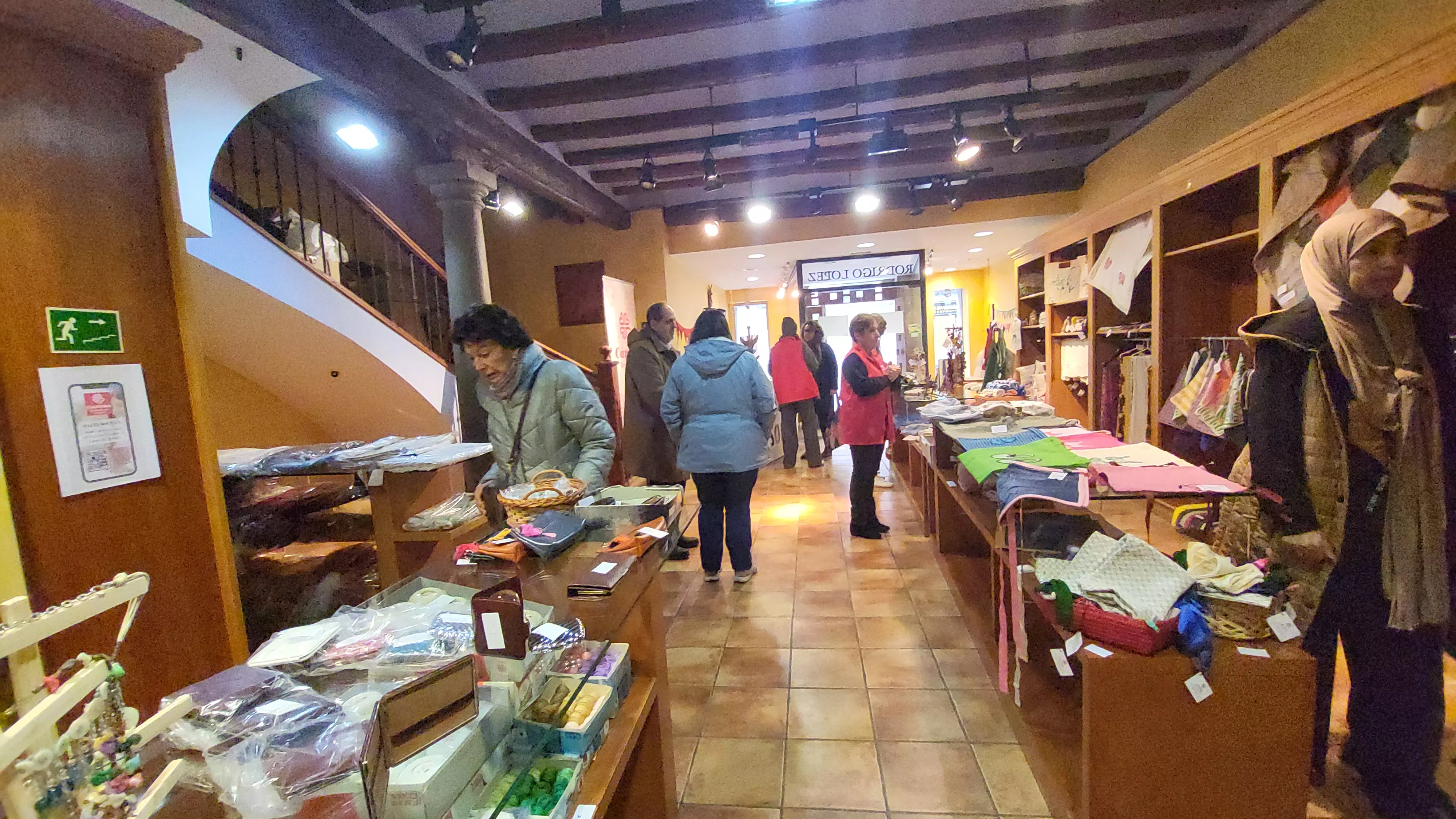 Rastrillo de Cáritas Huesca en los antiguos locales de Rodrigo López.