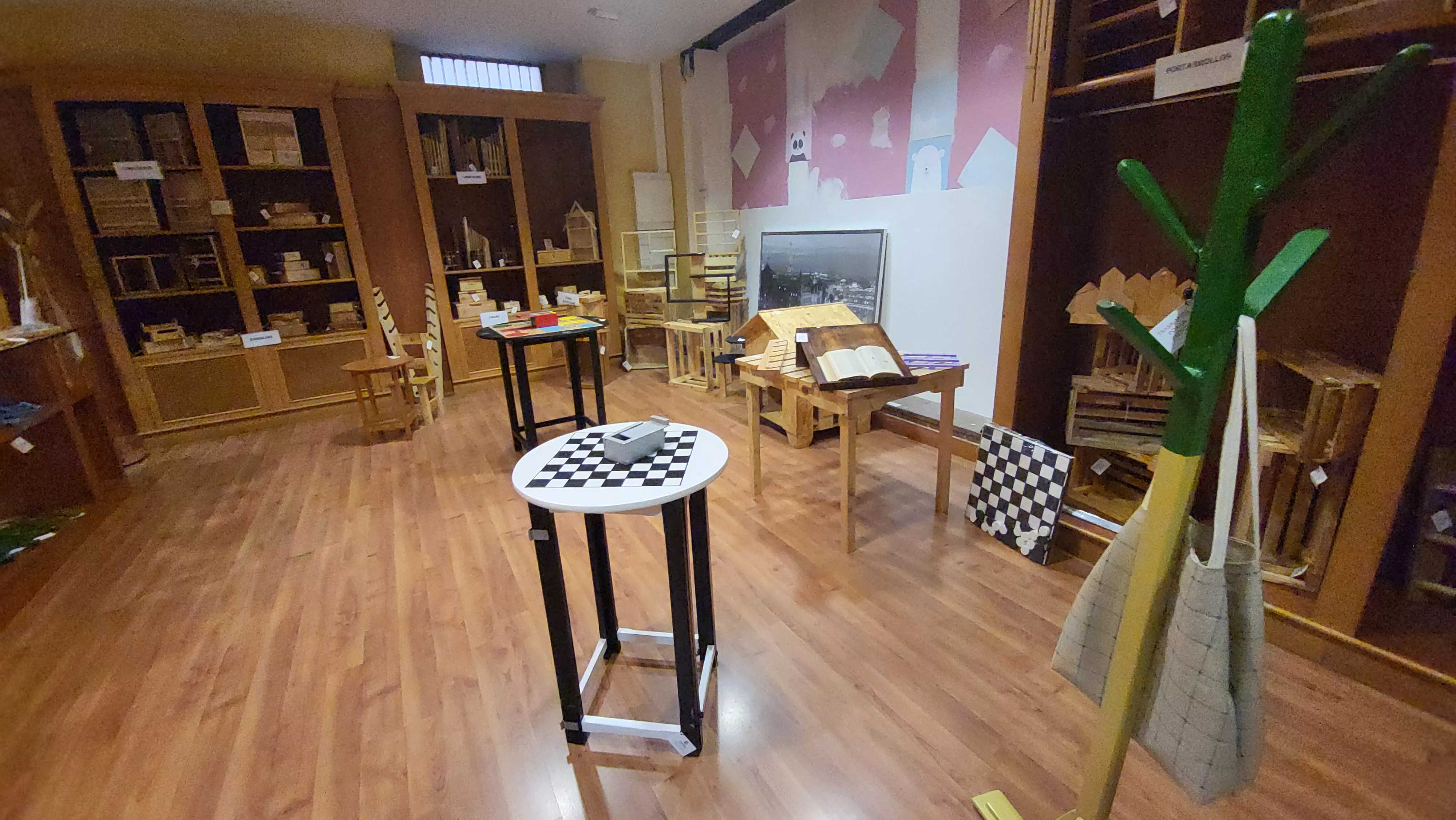 Rastrillo de Cáritas Huesca en los antiguos locales de Rodrigo López.