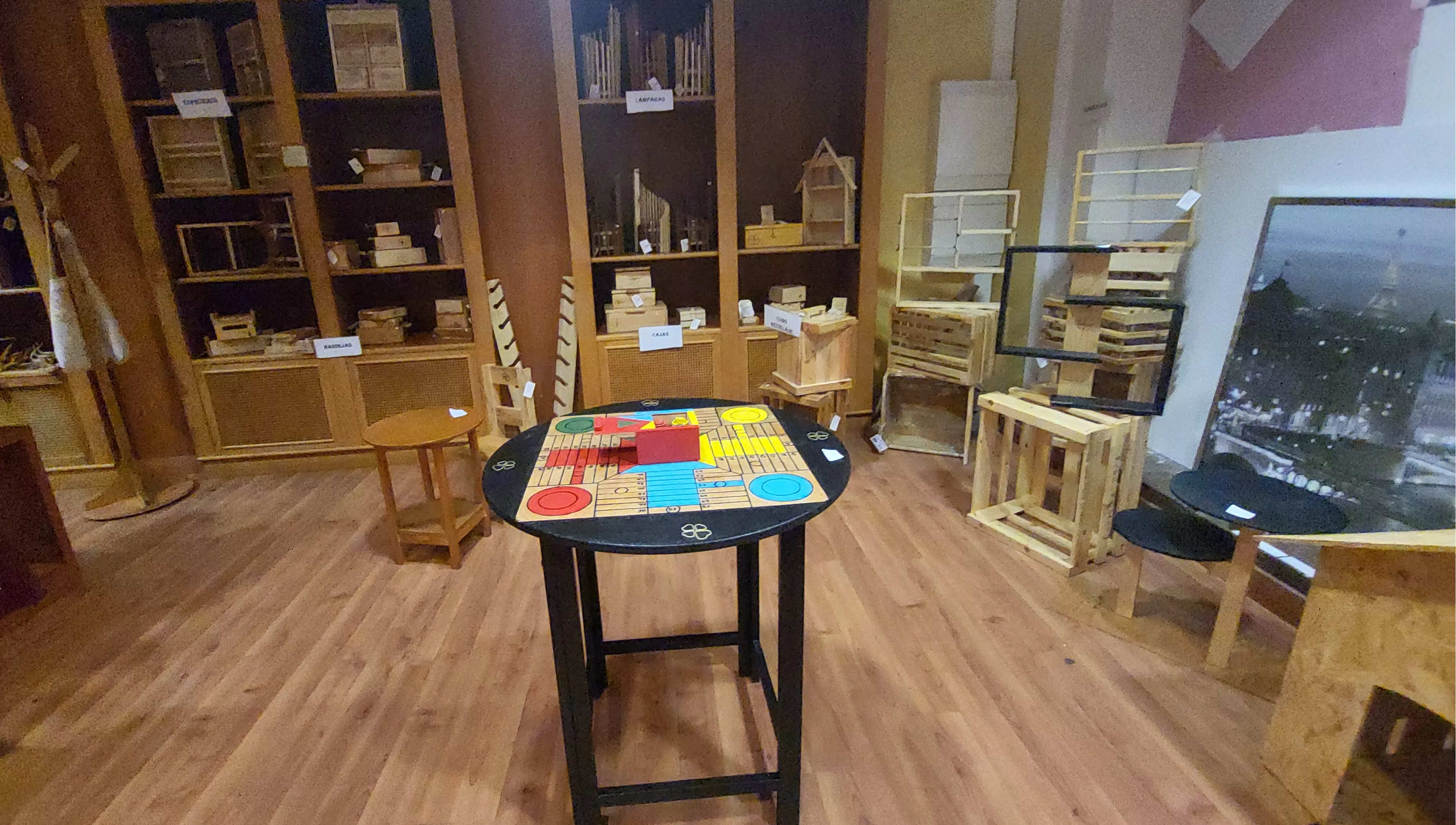 Rastrillo de Cáritas Huesca en los antiguos locales de Rodrigo López.