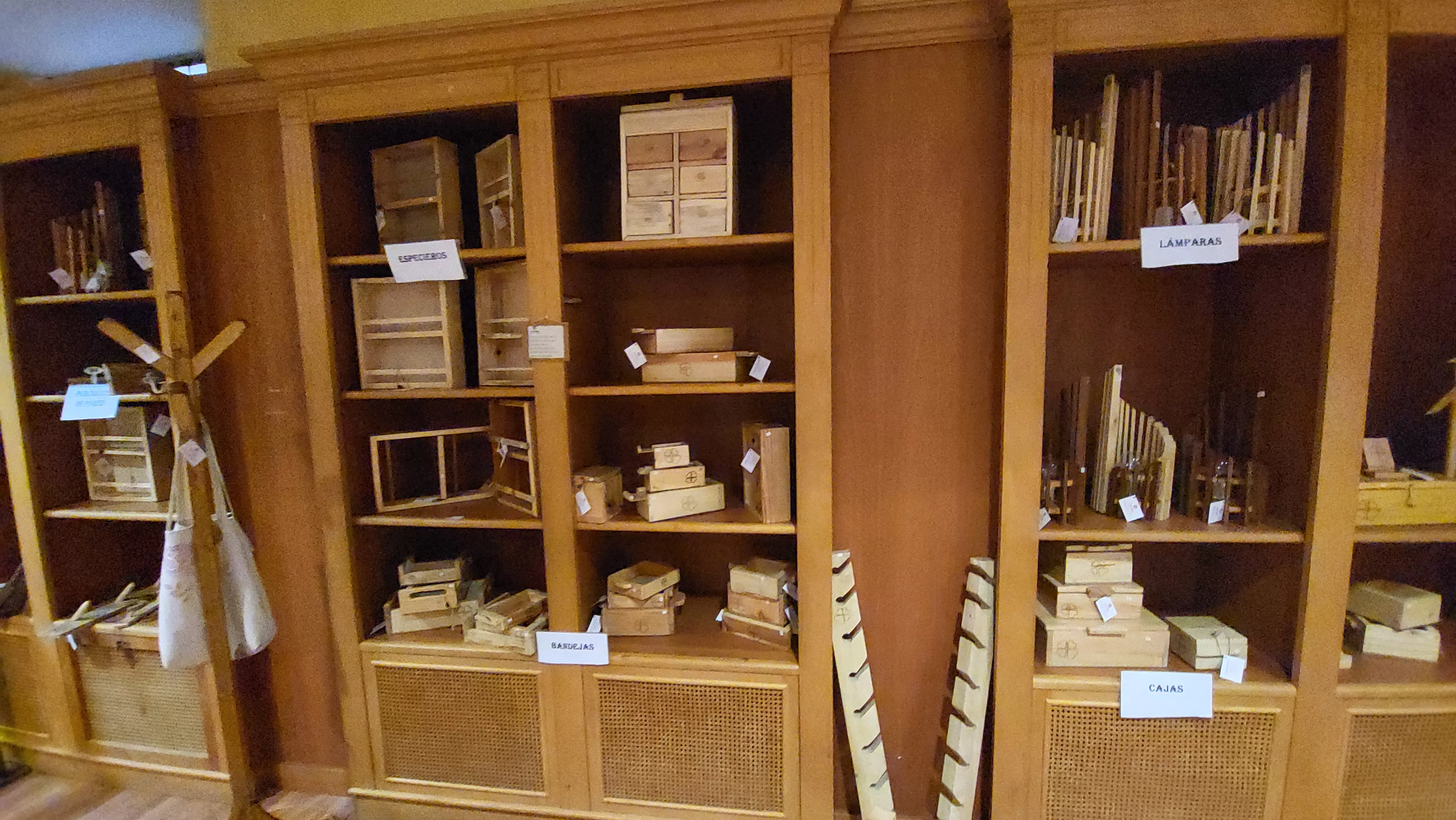 Rastrillo de Cáritas Huesca en los antiguos locales de Rodrigo López.