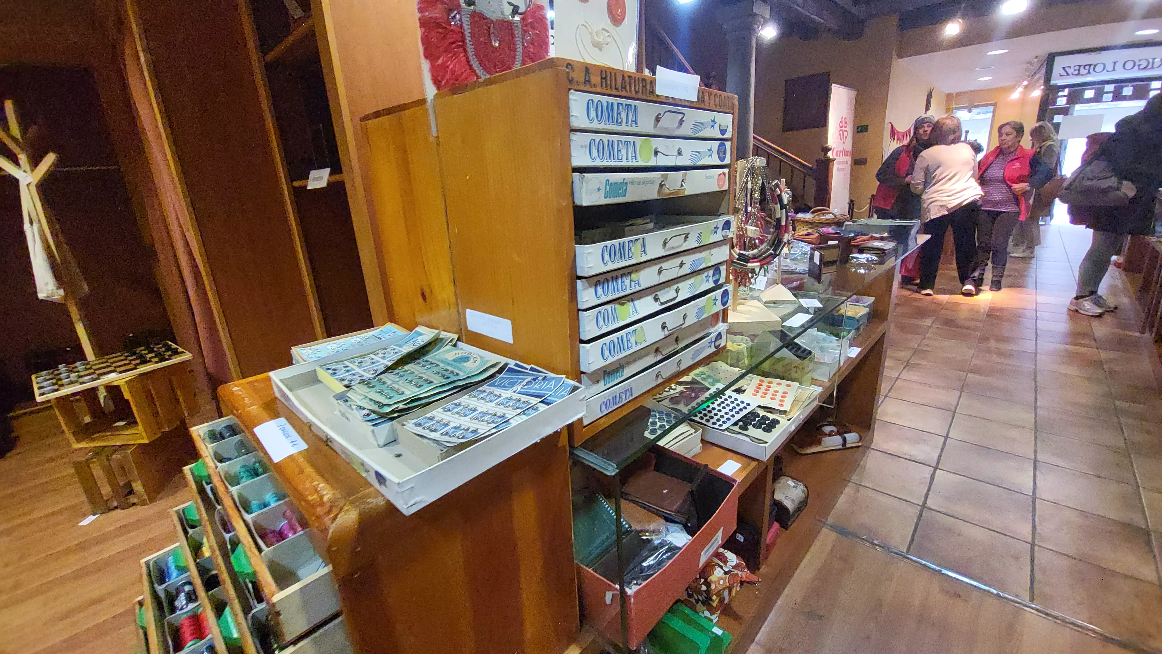 Rastrillo de Cáritas Huesca en los antiguos locales de Rodrigo López.