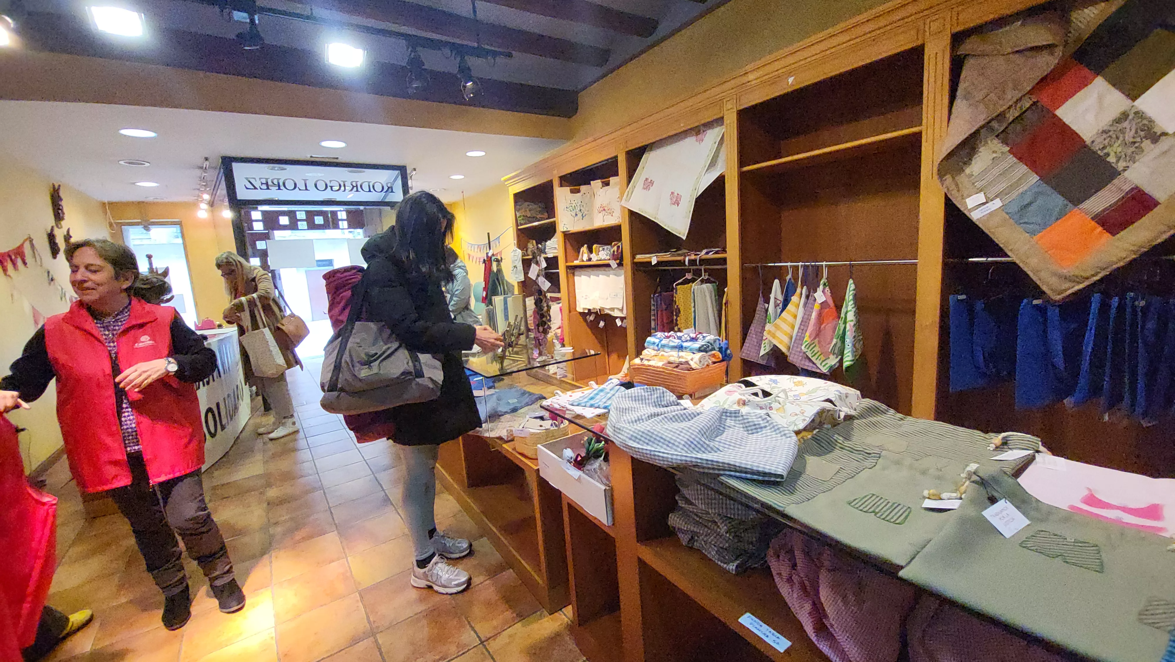 Rastrillo de Cáritas Huesca en los antiguos locales de Rodrigo López.