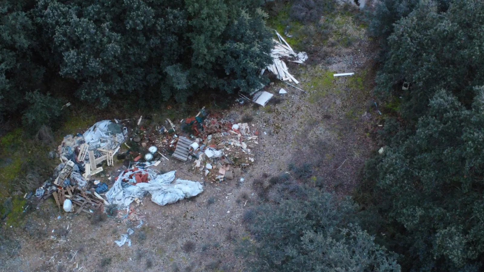  Vertido detectado por la unidad de drones de la Policía Local de Barbastro en un camino rural.
