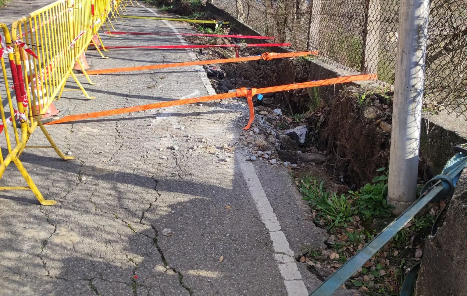 Intervención del Ayuntamiento de Aínsa para asegurar la valla.