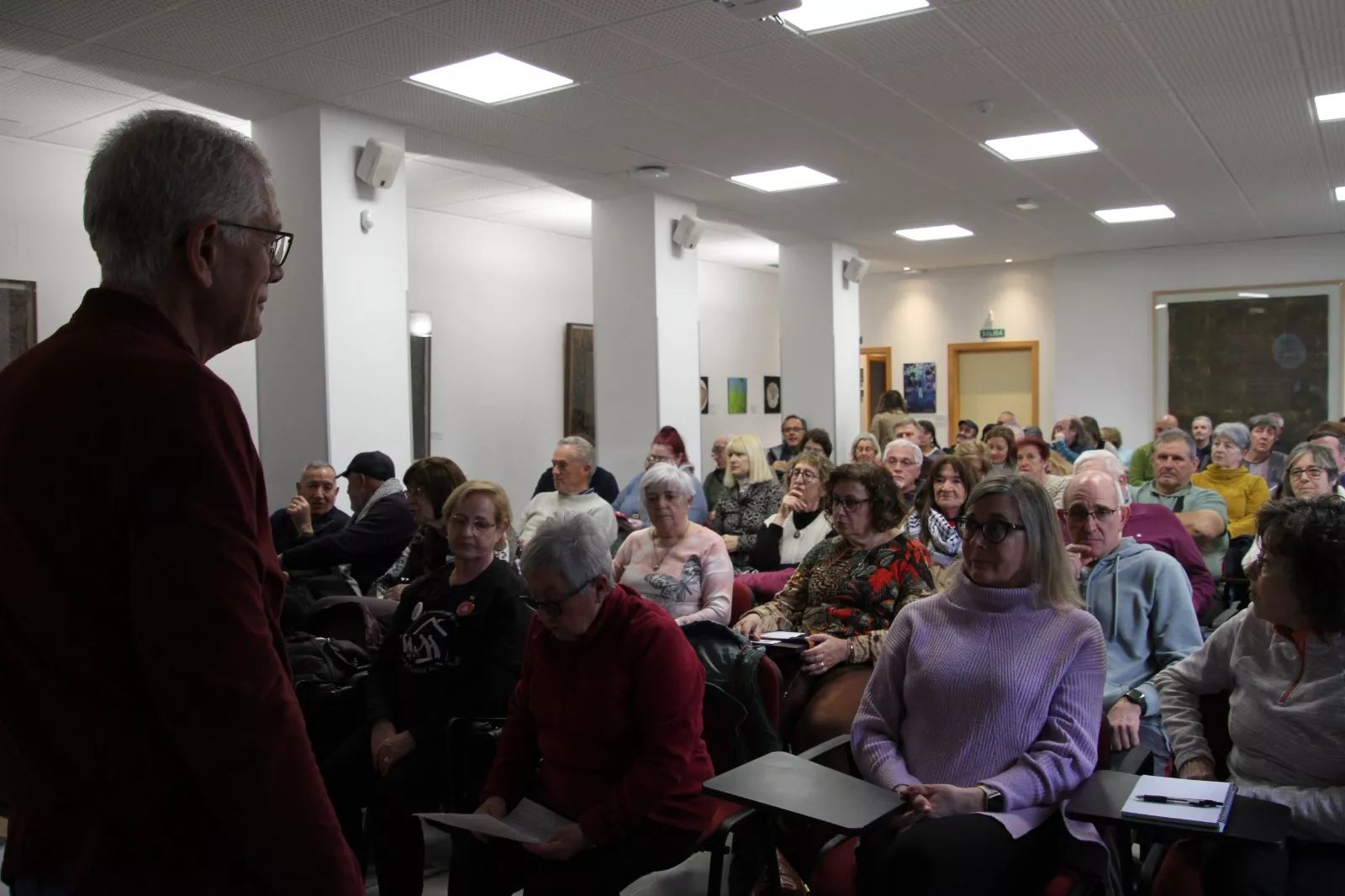 Charla de Antonio Matinero en la Uned de Sabiñánigo. Foto Carlos Neofato