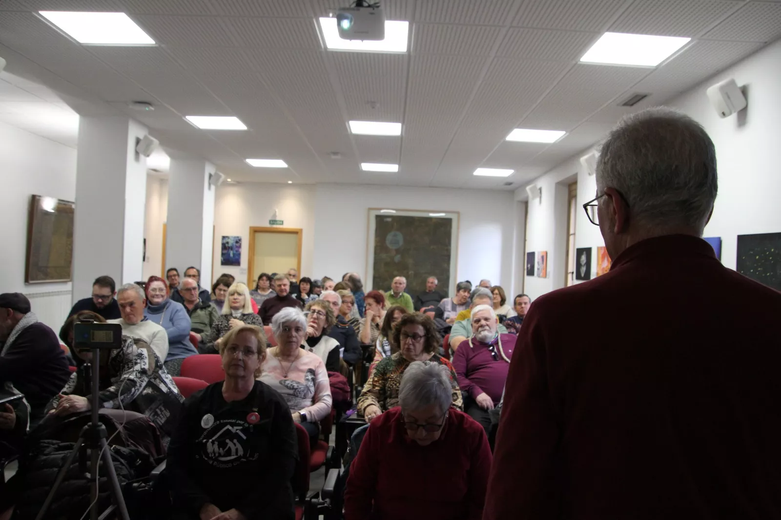 Charla de Antonio Matinero en la Uned de Sabiñánigo. Foto Carlos Neofato