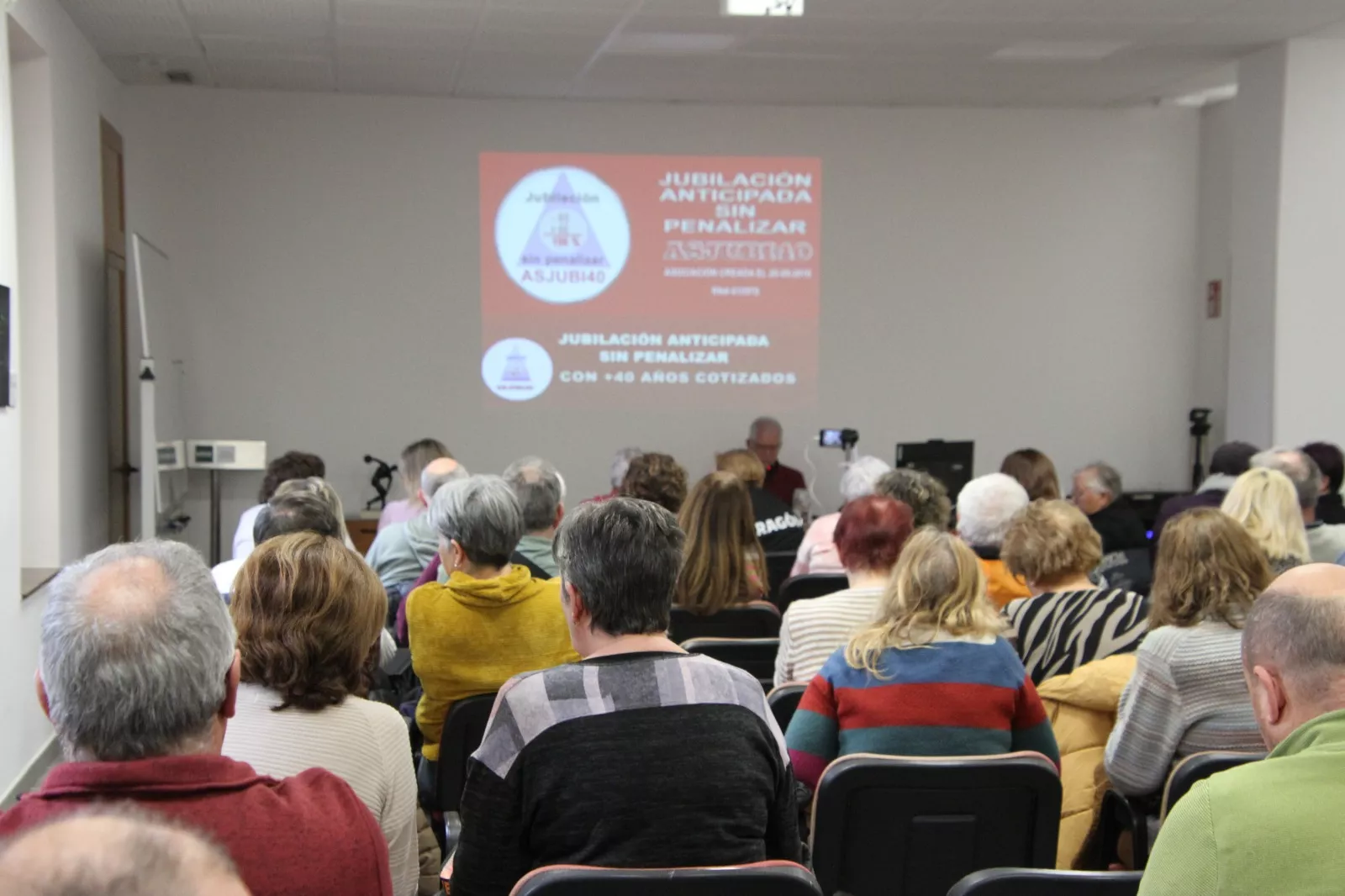 Charla de Antonio Matinero en la Uned de Sabiñánigo. Foto Carlos Neofato