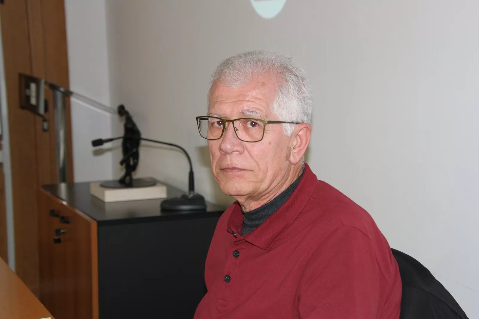 Charla de Antonio Matinero en la Uned de Sabiñánigo. Foto Carlos Neofato