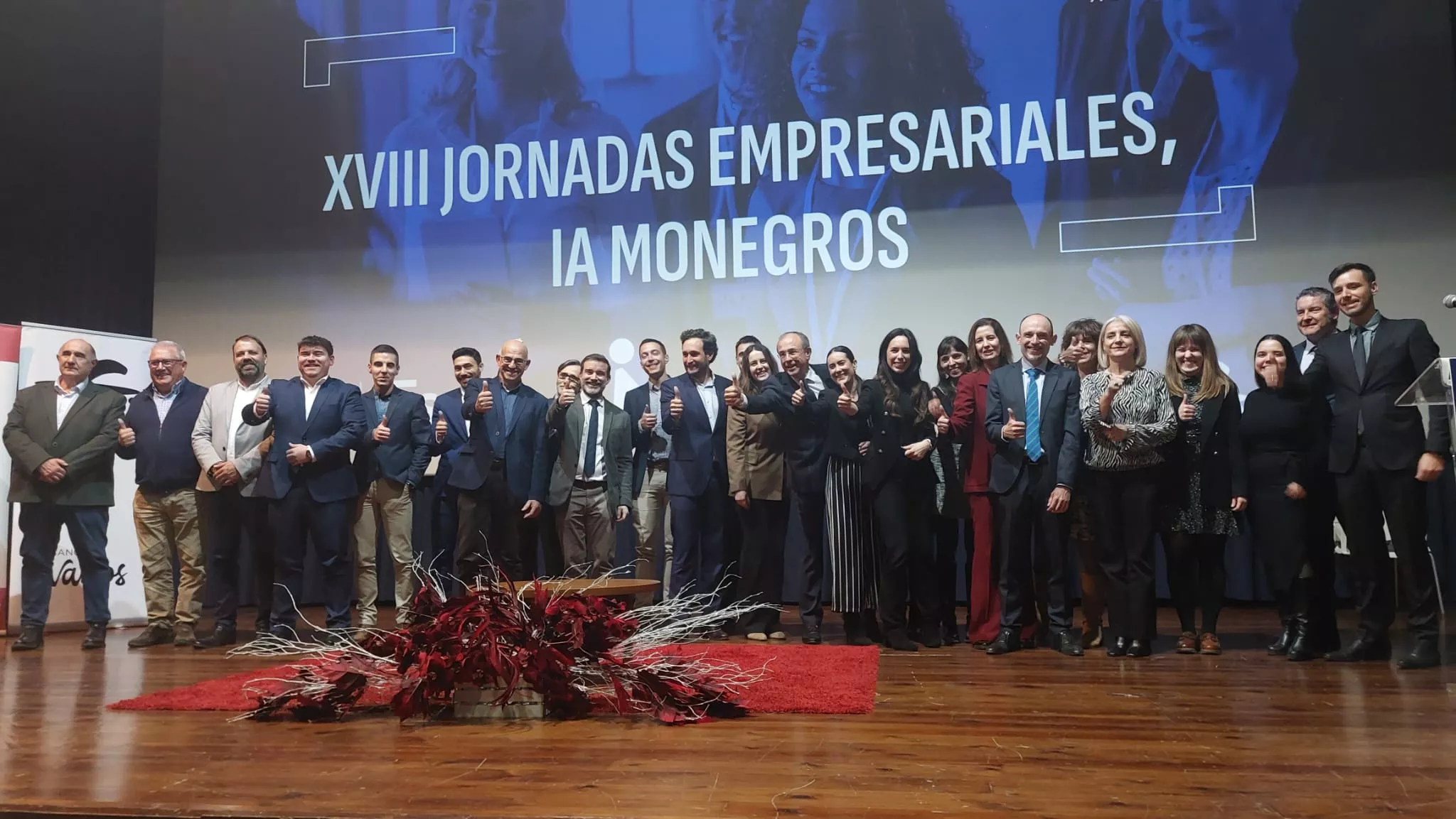 Autoridades, ponentes y personal de Ibercaja en el Cine Teatro El Molino de Sariñena