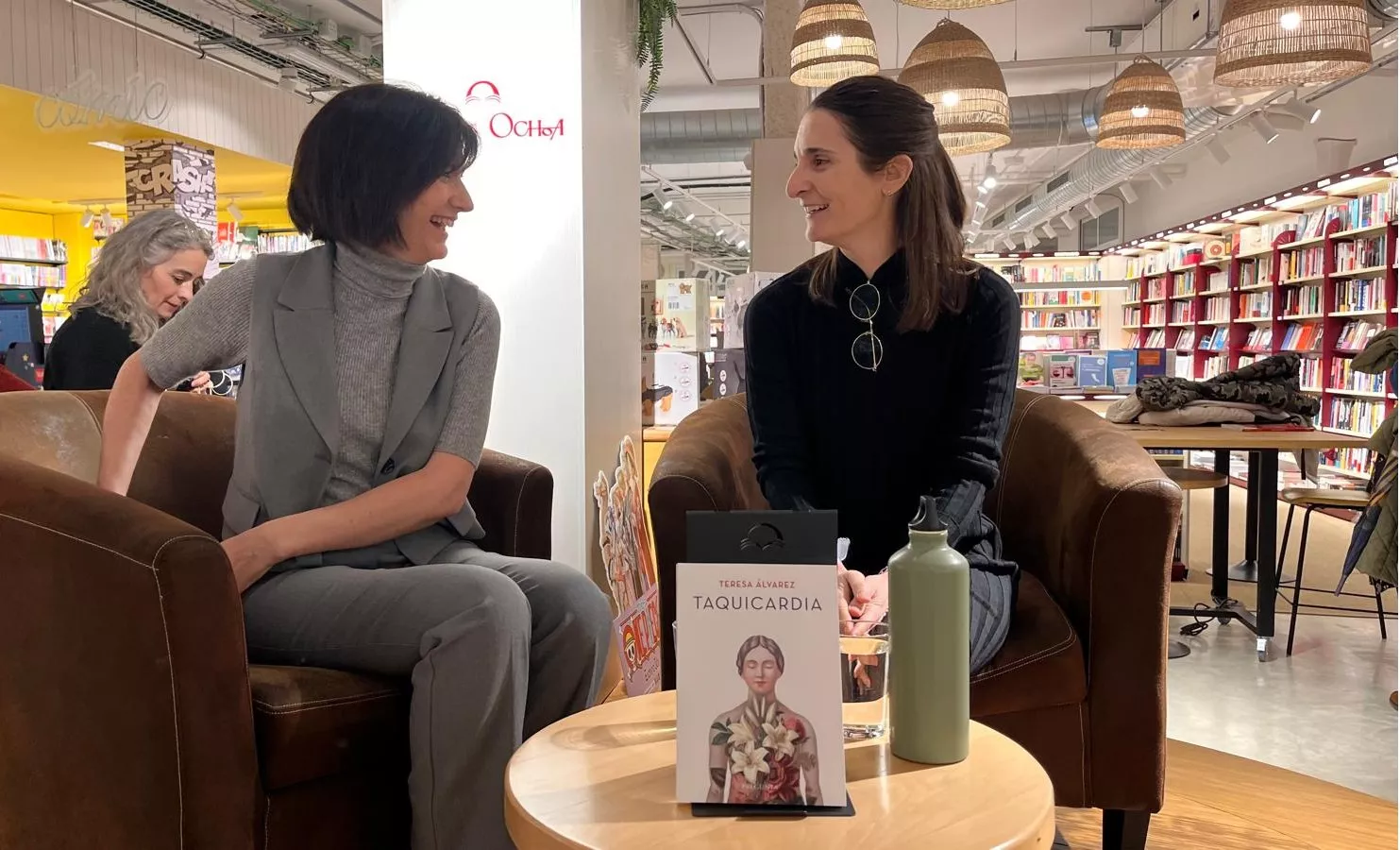 Carmen Lumbierres y Teresa Álvarez en la presentación de 'Taquicardia' en la librería Santos Ochoa. Foto Mercedes Manterola