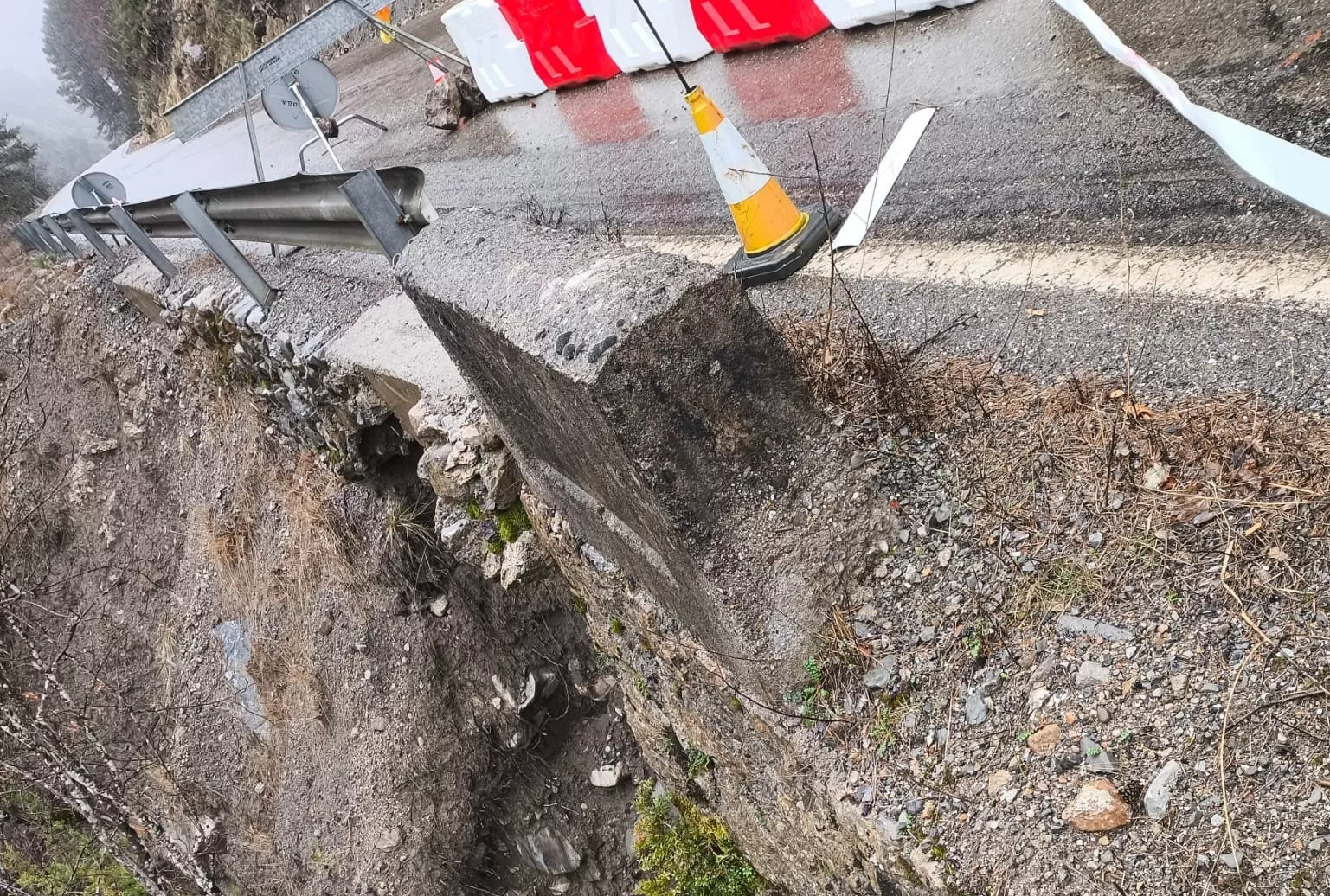 Socavón aparecido tras las lluvias de los últimos días a la altura de los túneles de Plan.