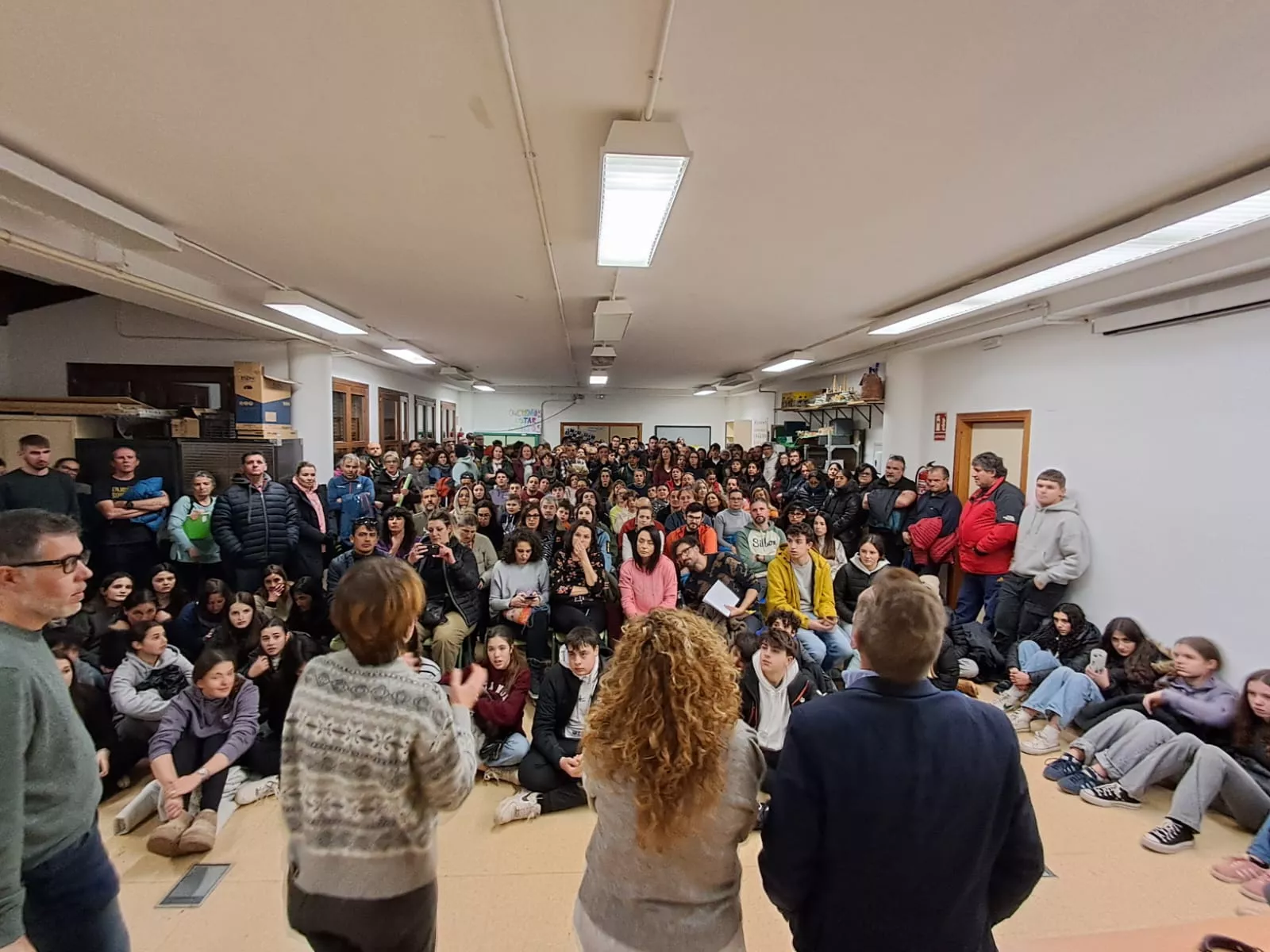 Una de las reuniones que ha mantenido Educación con familias y representantes políticos del valle de Benasque.