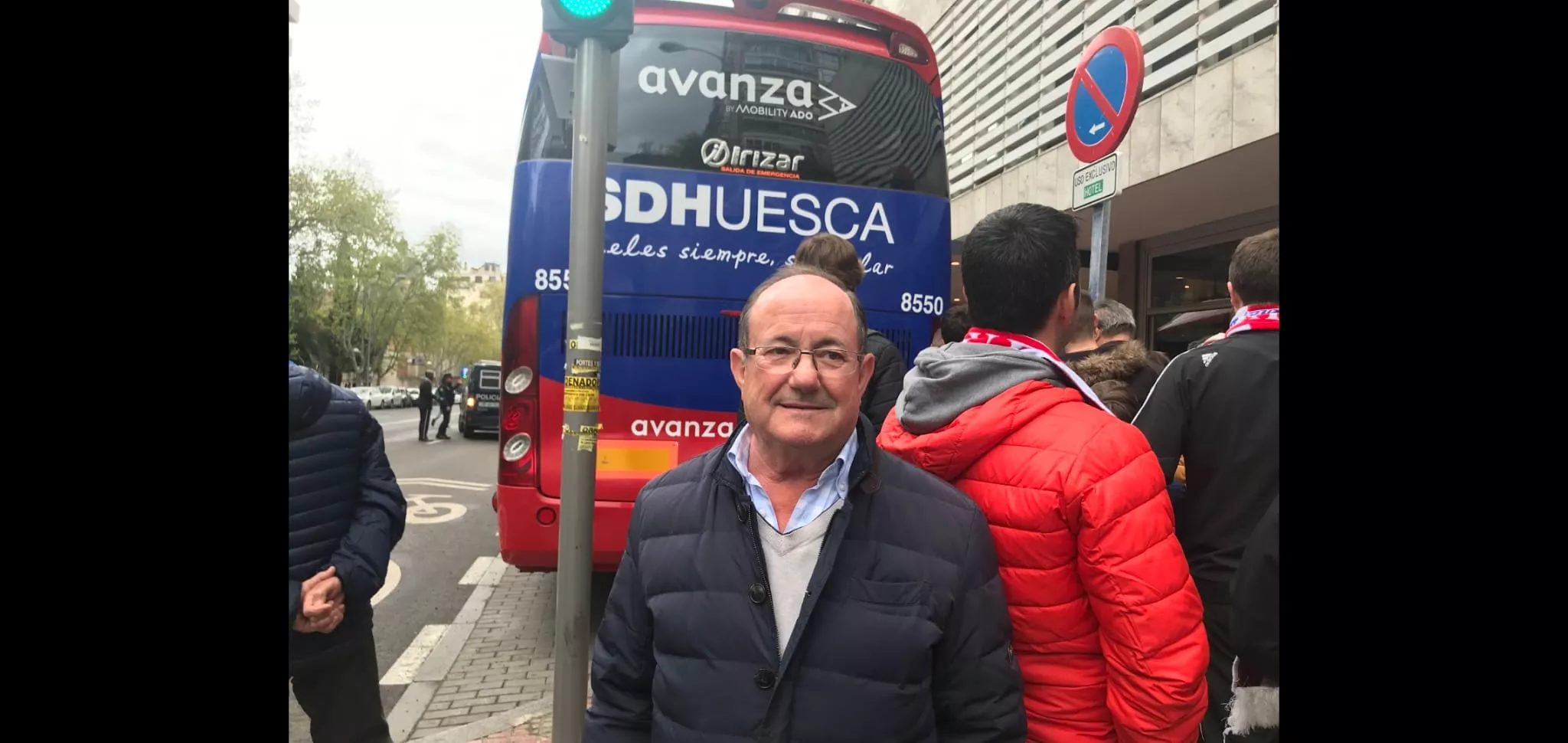 Carlos Laguna, con el autobús del Huesca detrás