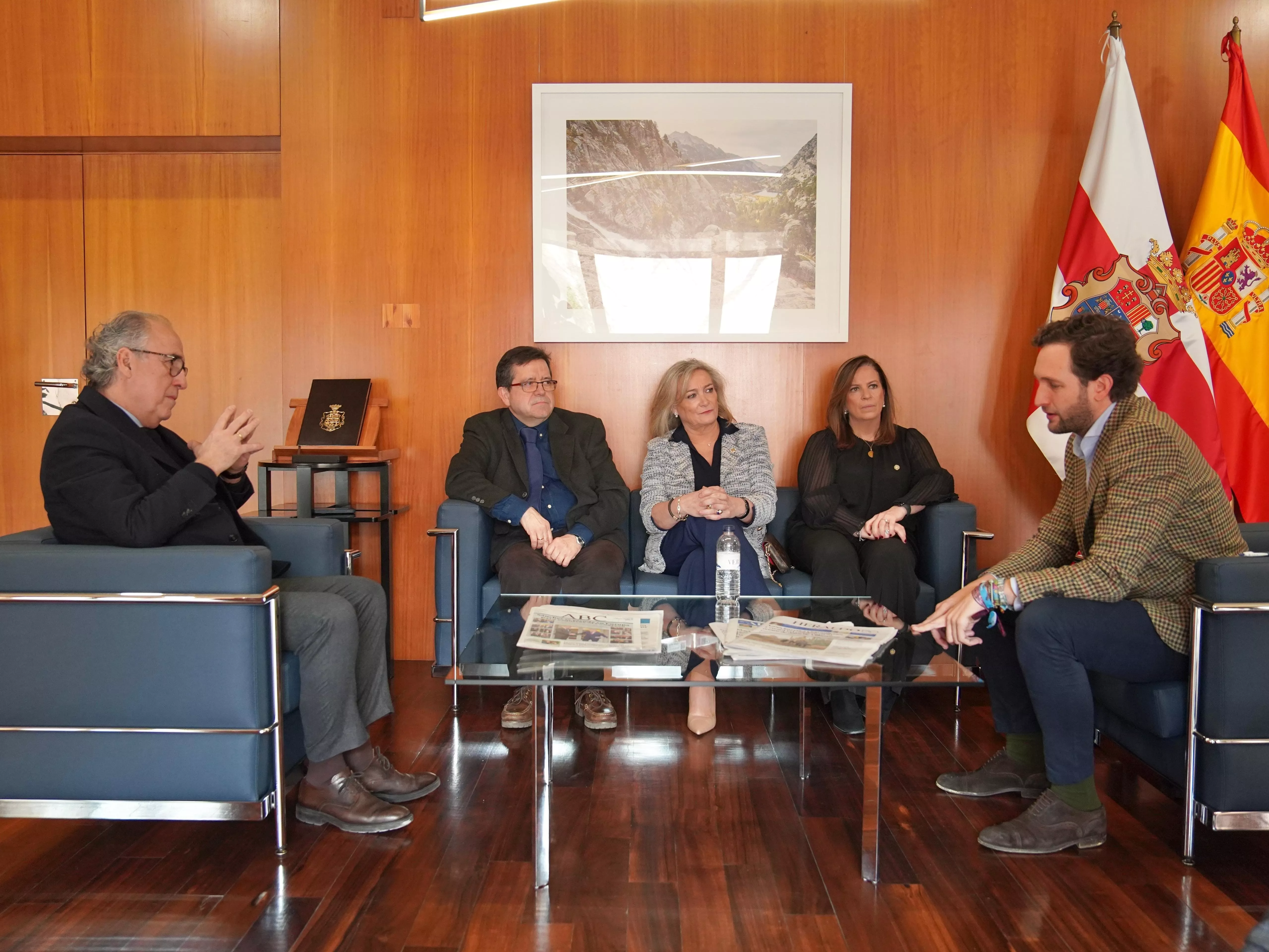 Emilio Duró e Isaac Claver, con representantes del Colegio Oficial de Enfermería de Huesca en la Diputación