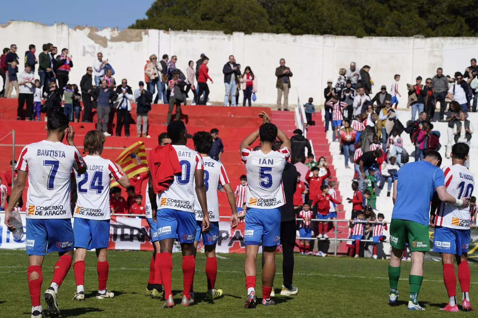 Jugadores del Barbastro aplauden a la afición en un partido de esta temporada. Foto: Daniel Vidal/@fotomaniafut