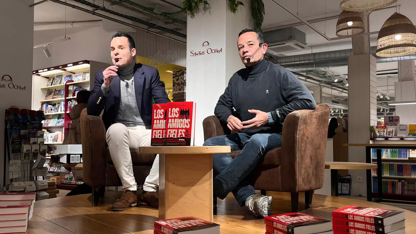 Javier Gastón y Javier Rovira en la presentación en Santos Ochoa de 'Los amigos fieles'. Foto Mercedes Manterola