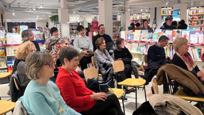 Público asistente a la presentación del último libro de Javier Rovira. Público asistente a la presentación del último libro de Javier Rovira.