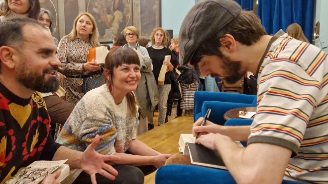 Uclés, firmando ejemplares al término del acto. Foto Myriam Martínez