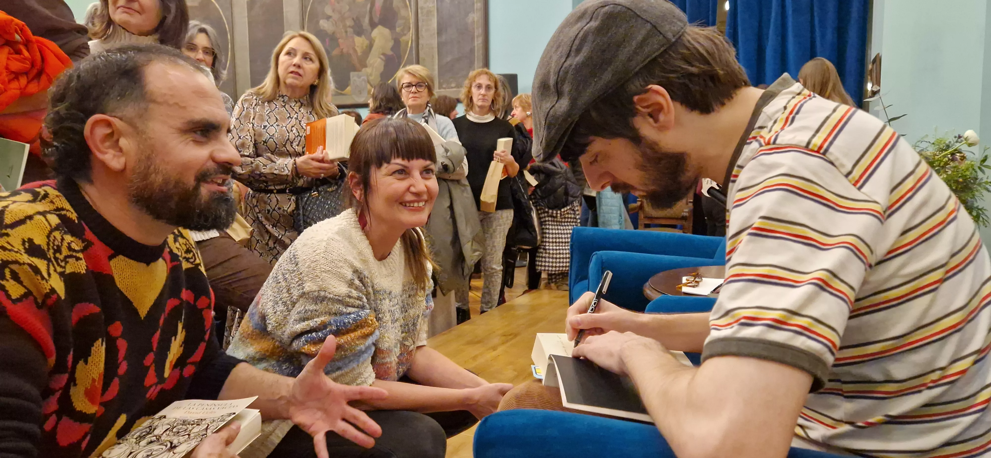 David Uclés, firmando ejemplares. Foto Myriam Martínez