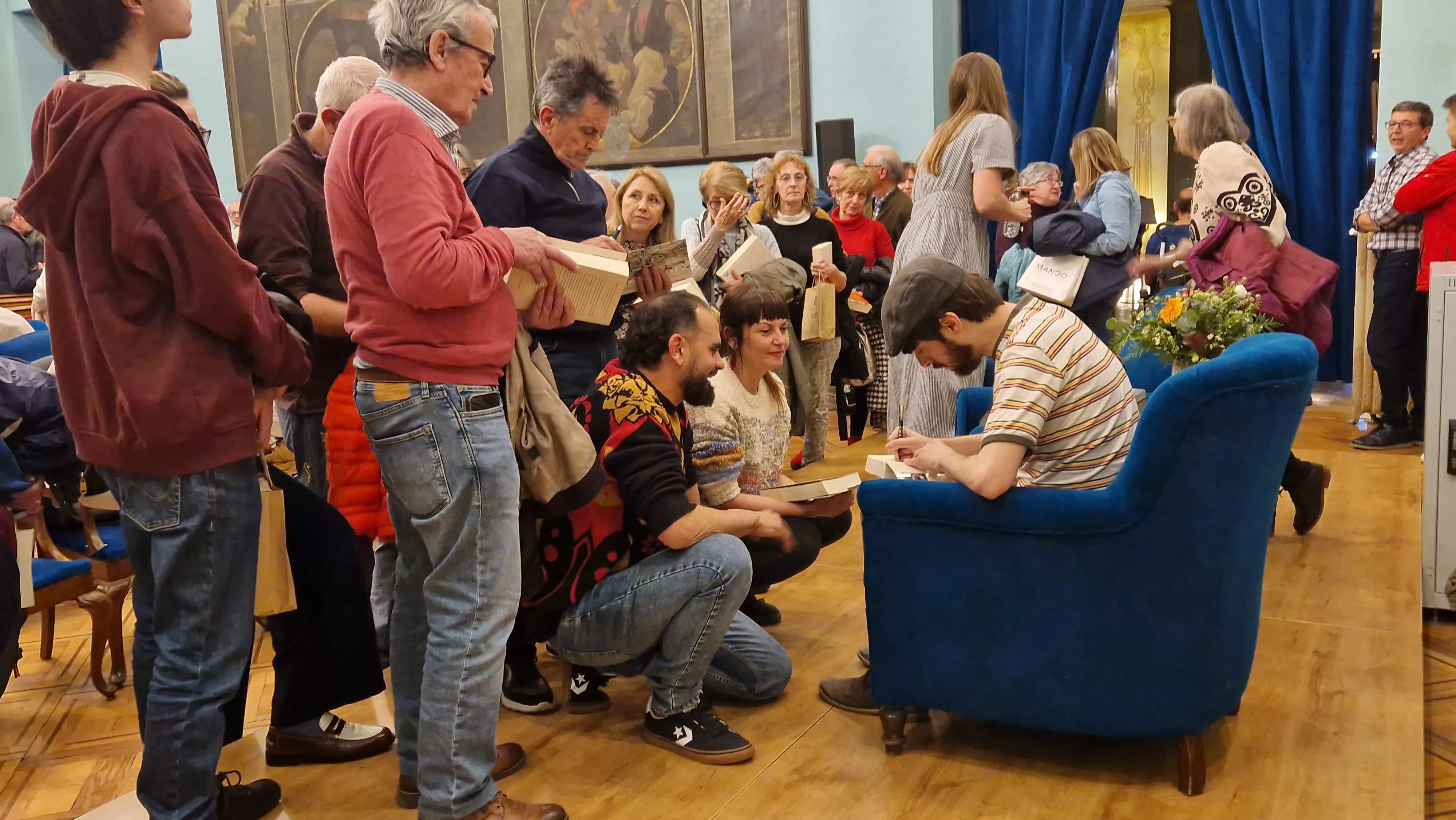 David Uclés, firmando ejemplares. Foto Myriam Martínez