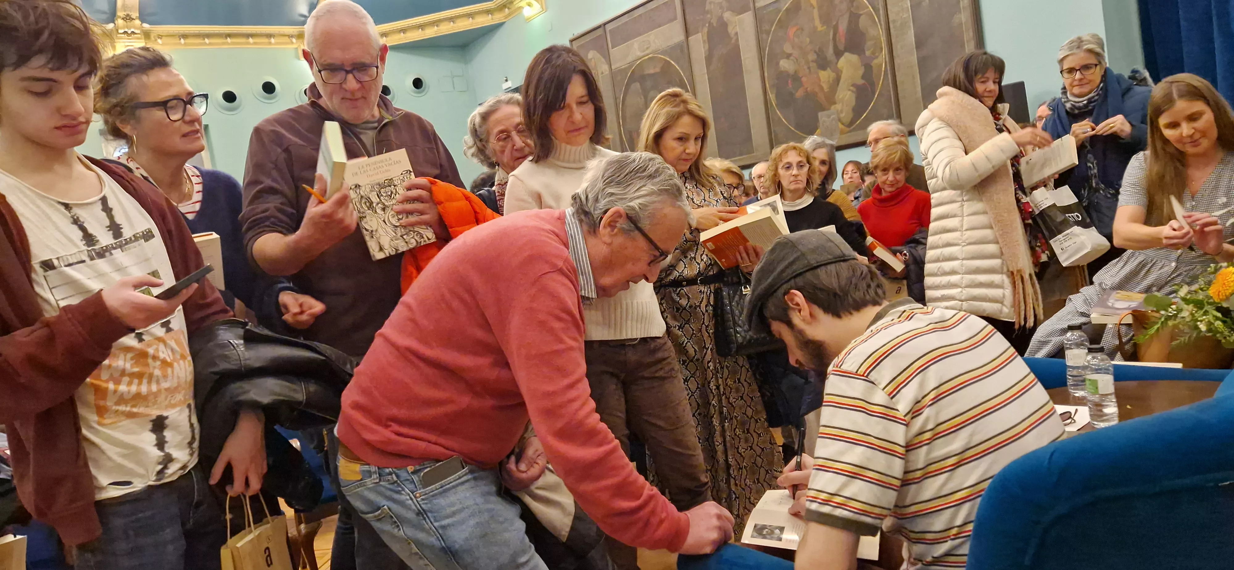 David Uclés, firmando ejemplares. Foto Myriam Martínez