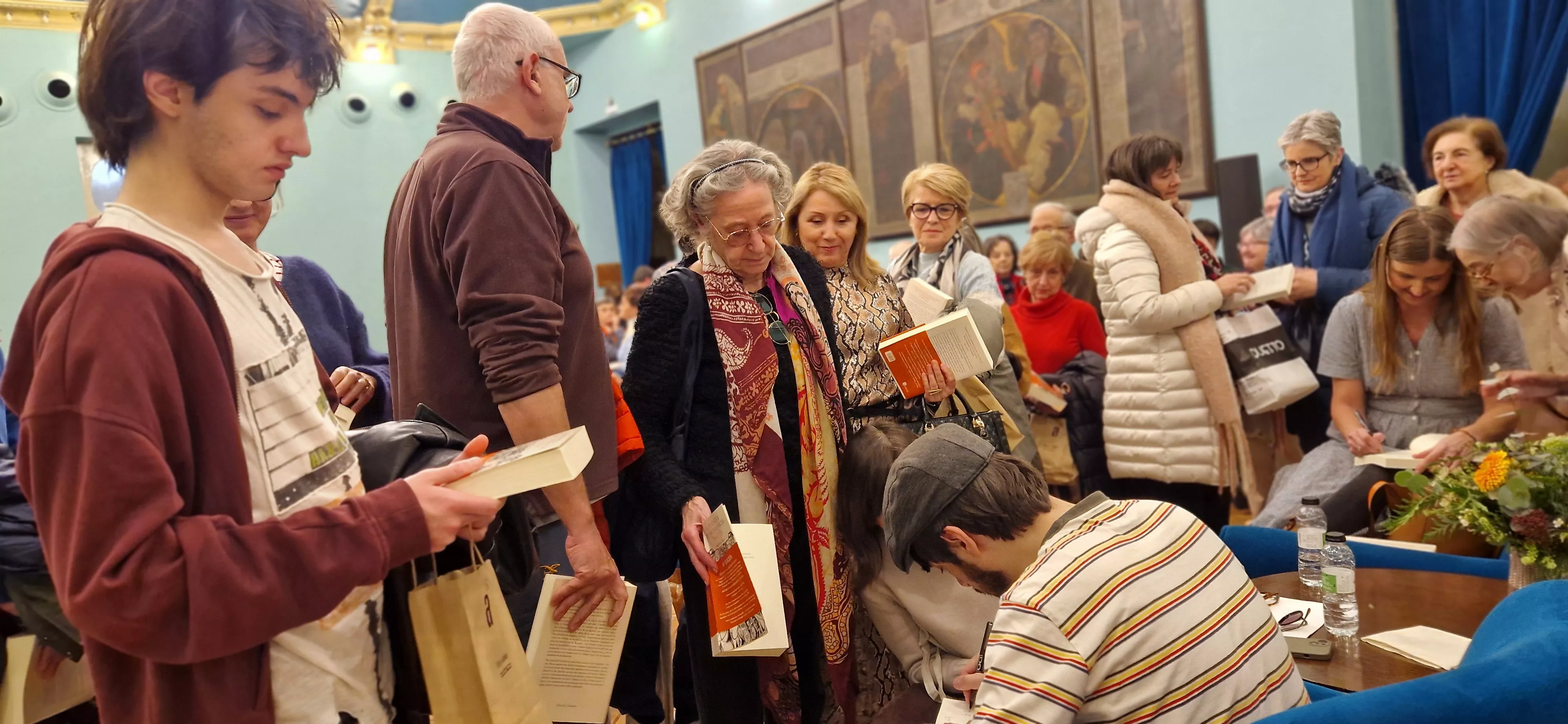 David Uclés, firmando ejemplares. Foto Myriam Martínez