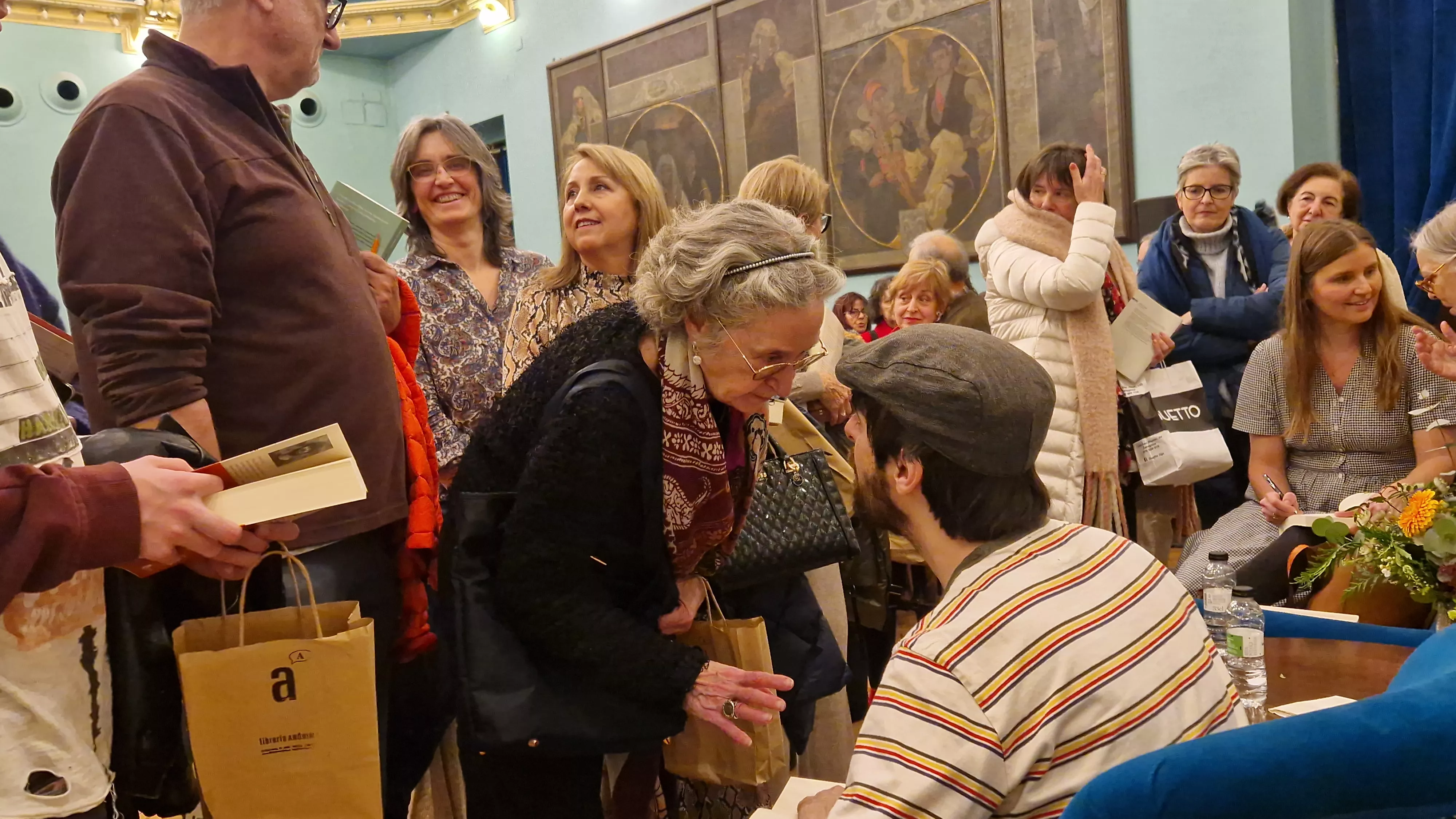 David Uclés, firmando ejemplares. Foto Myriam Martínez