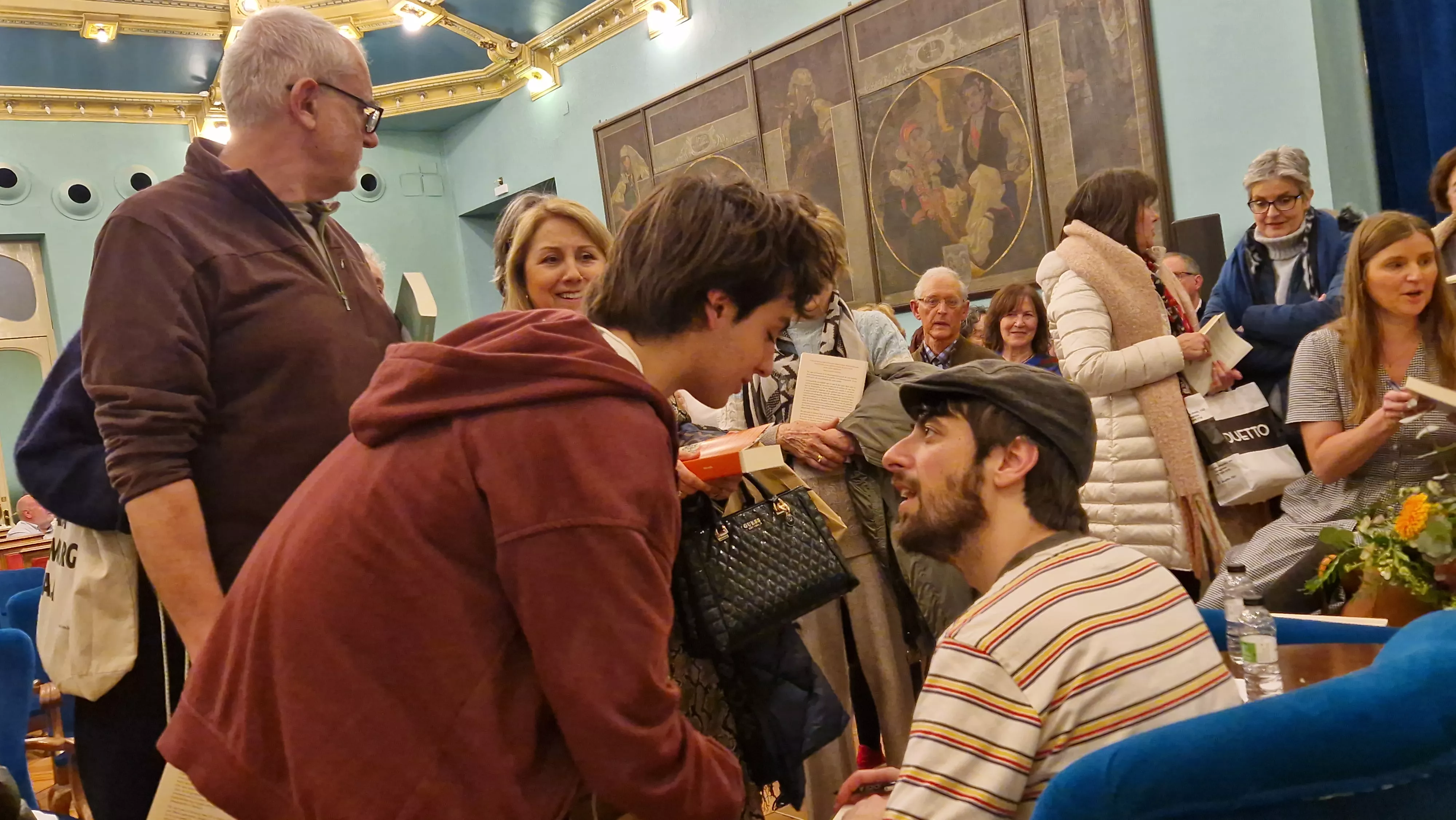 David Uclés, firmando ejemplares. Foto Myriam Martínez