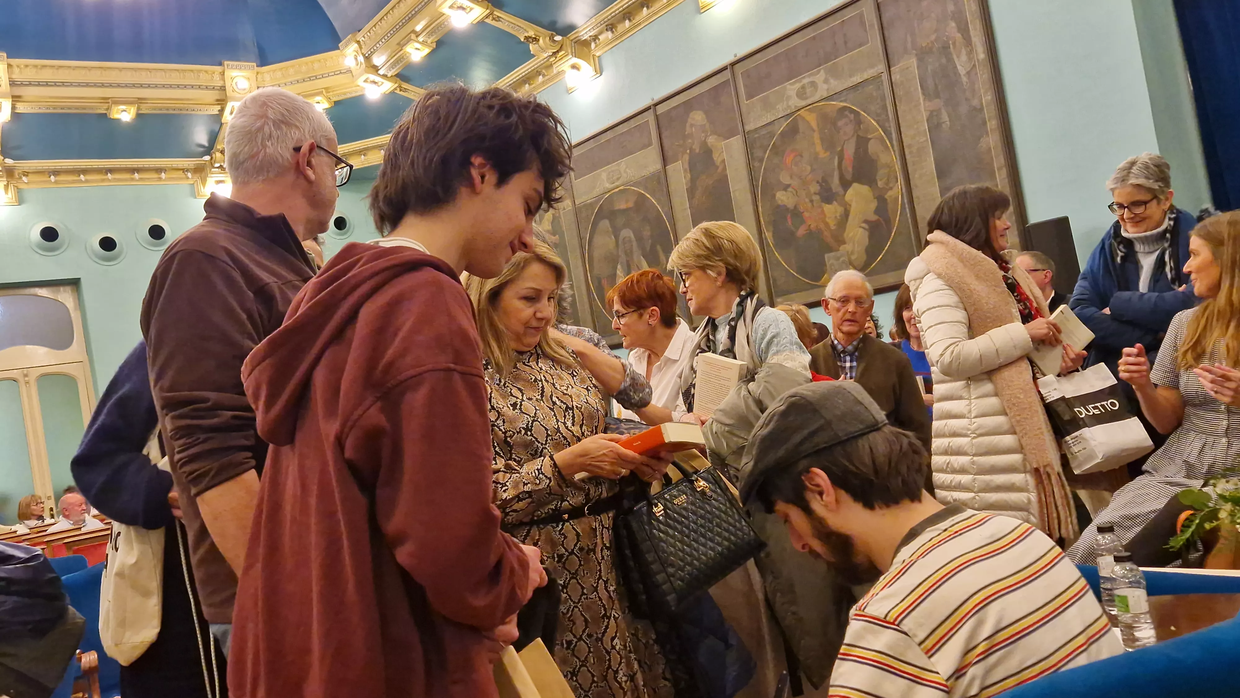 David Uclés, firmando ejemplares. Foto Myriam Martínez